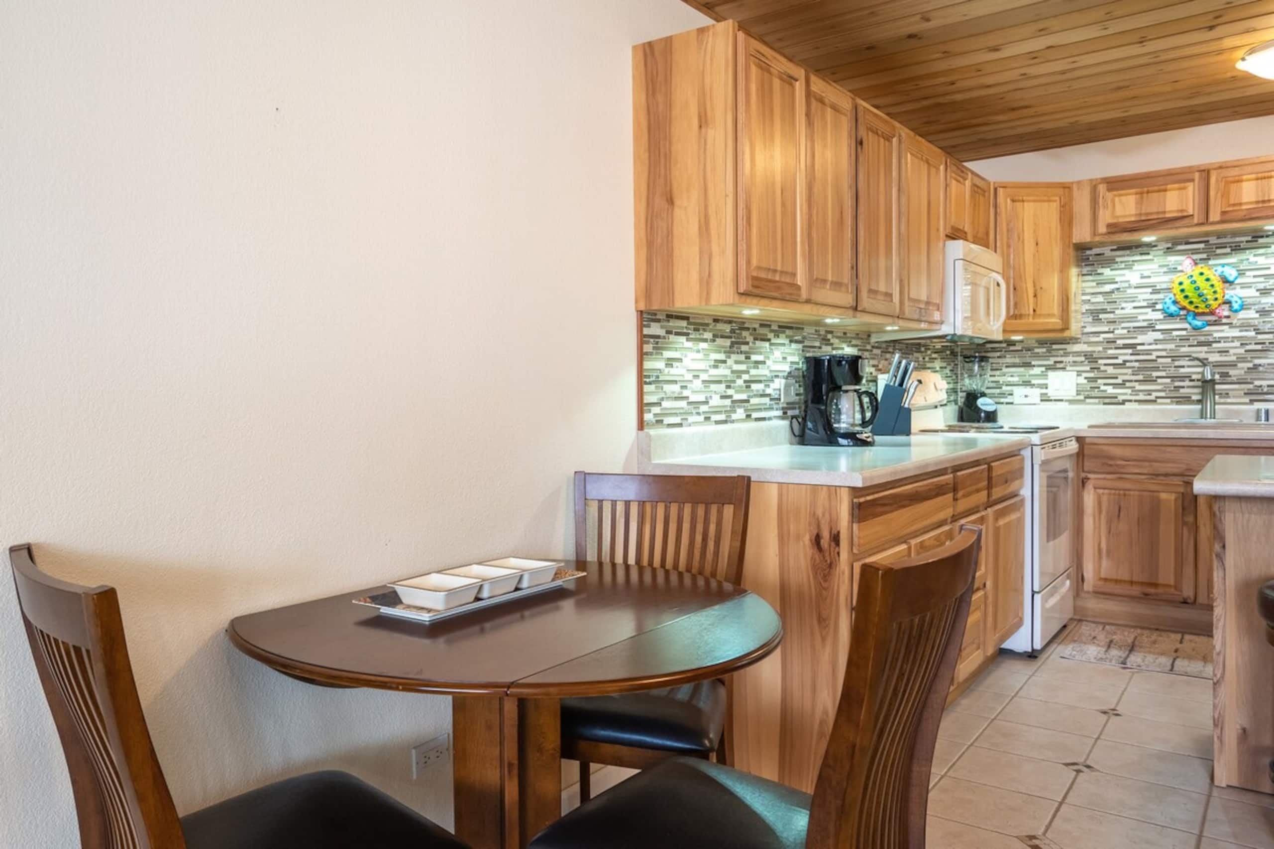 Beachfront condo w/ lanai and ocean views - Photo 7