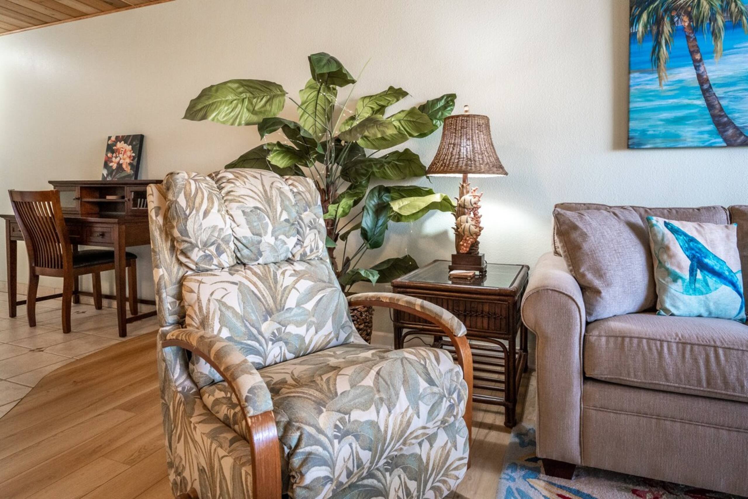 Beachfront condo w/ lanai and ocean views - Photo 12
