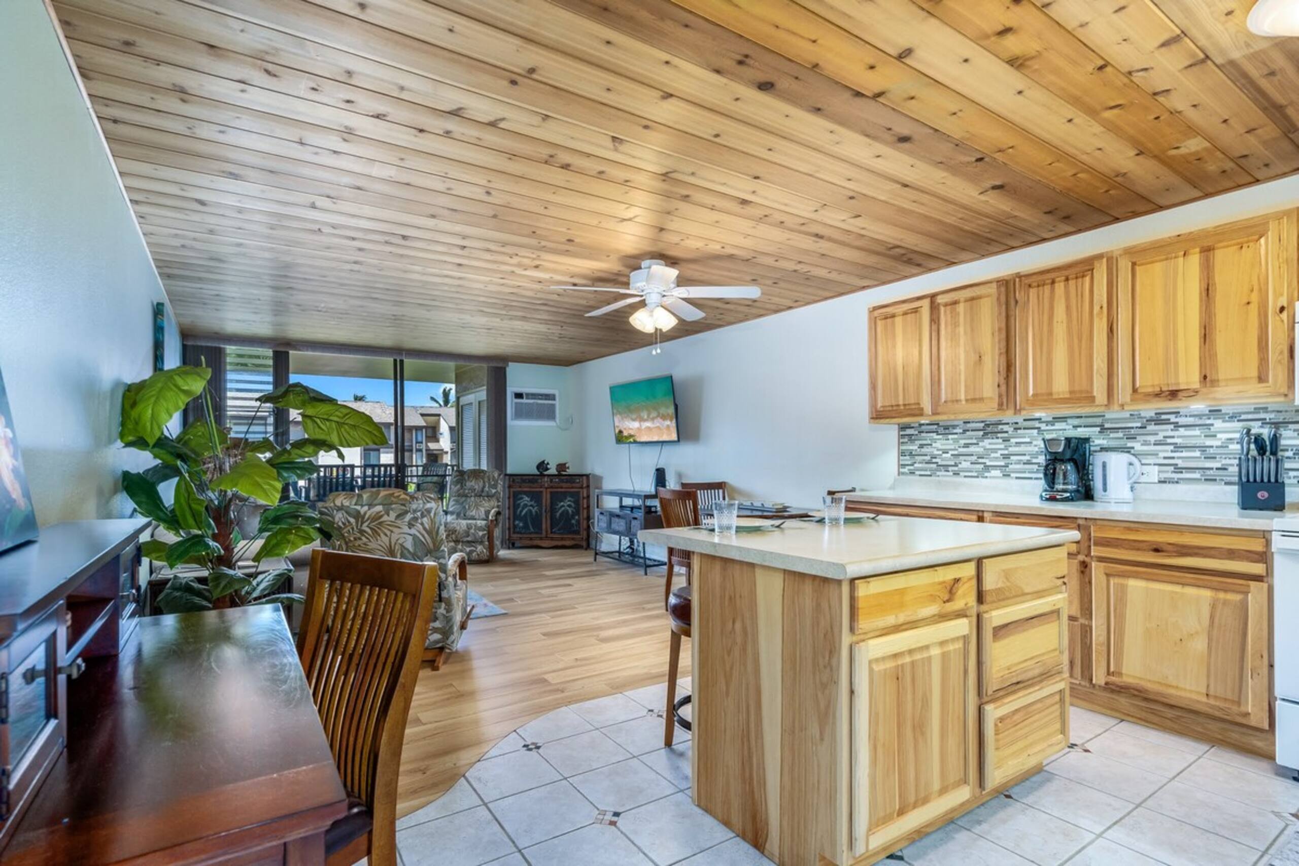 Beachfront condo w/ lanai and ocean views - Photo 13