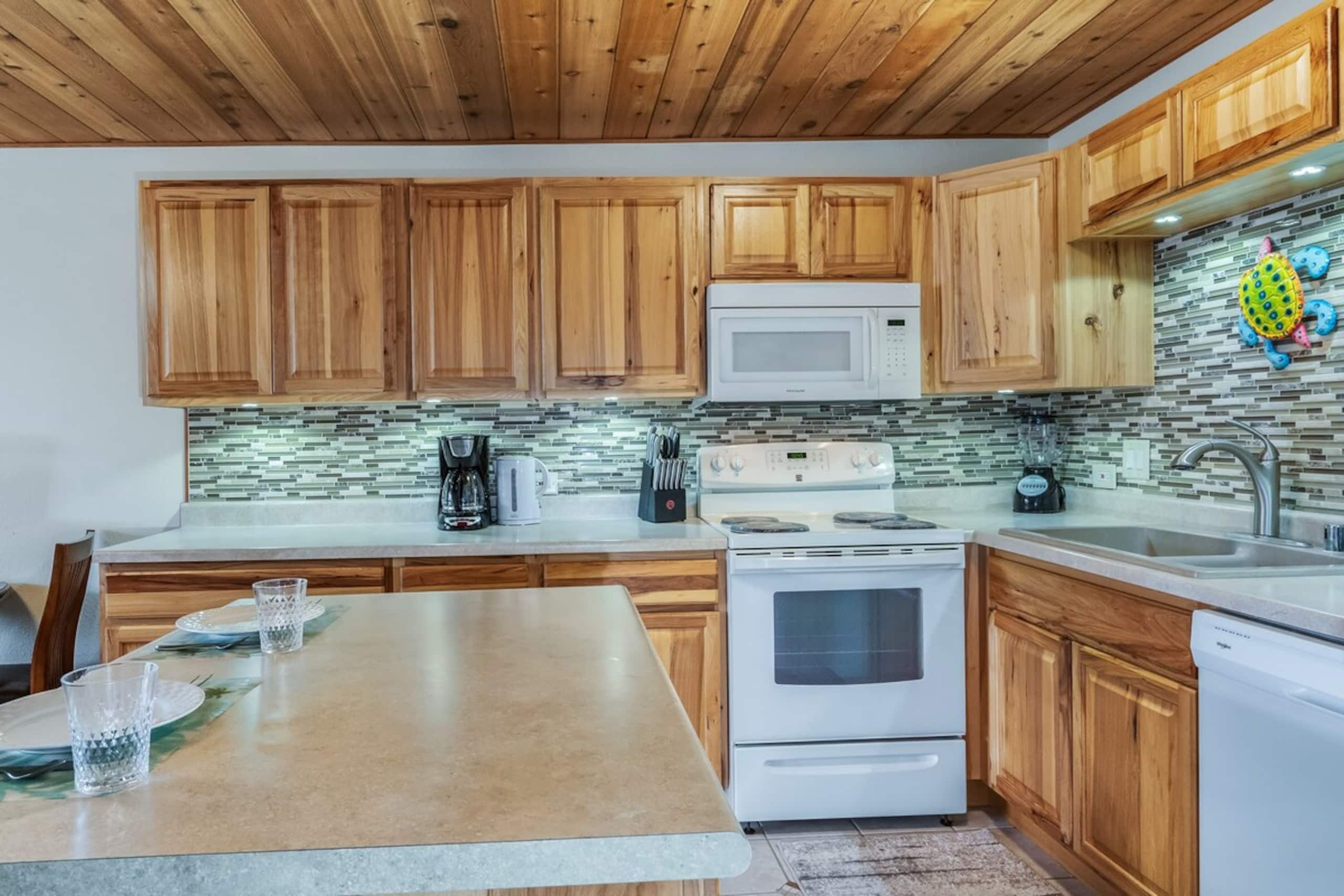 Beachfront condo w/ lanai and ocean views - Photo 9