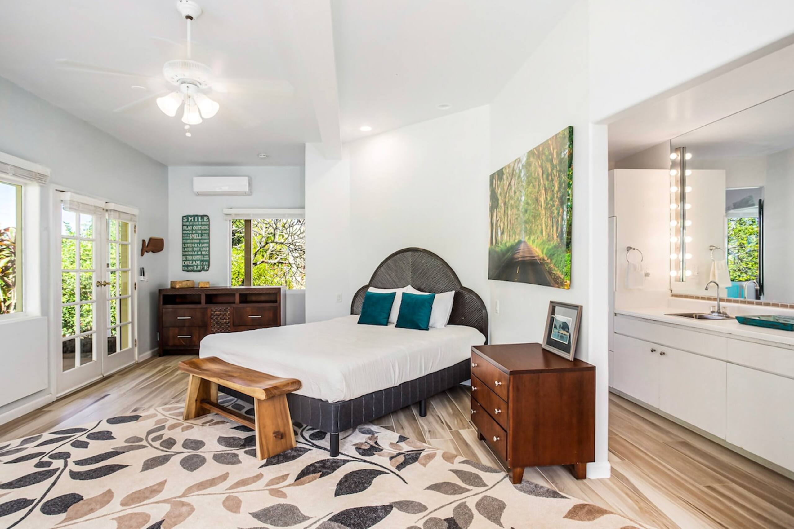 Spacious 2 bdrm - walk to shops & park - A/C bdrms - Photo 2