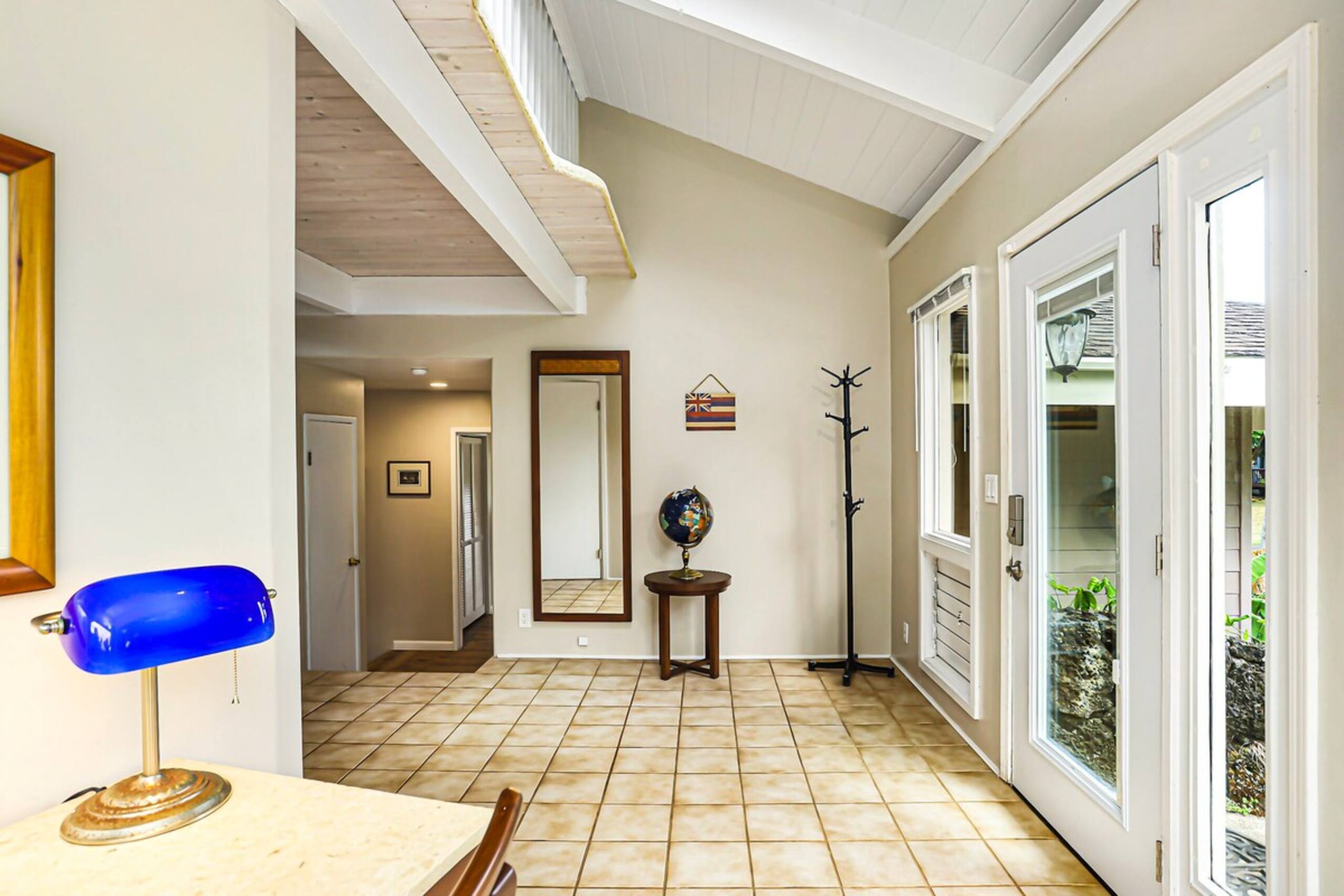 Spacious 2 bdrm - walk to shops & park - A/C bdrms - Photo 6