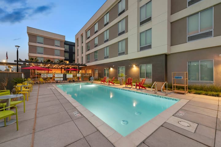 Near Loma Linda University + Free Breakfast & Pool - San Bernardino, CA