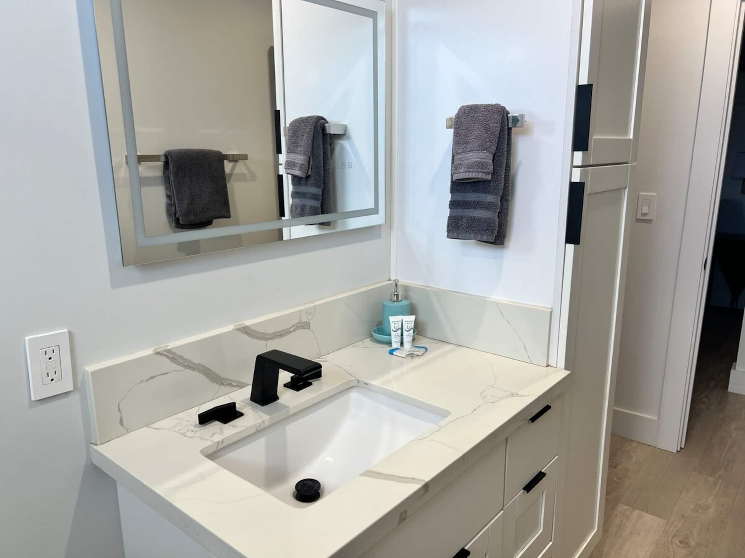 Kalama Terrace Renovated Retreat, AC! - Photo 16
