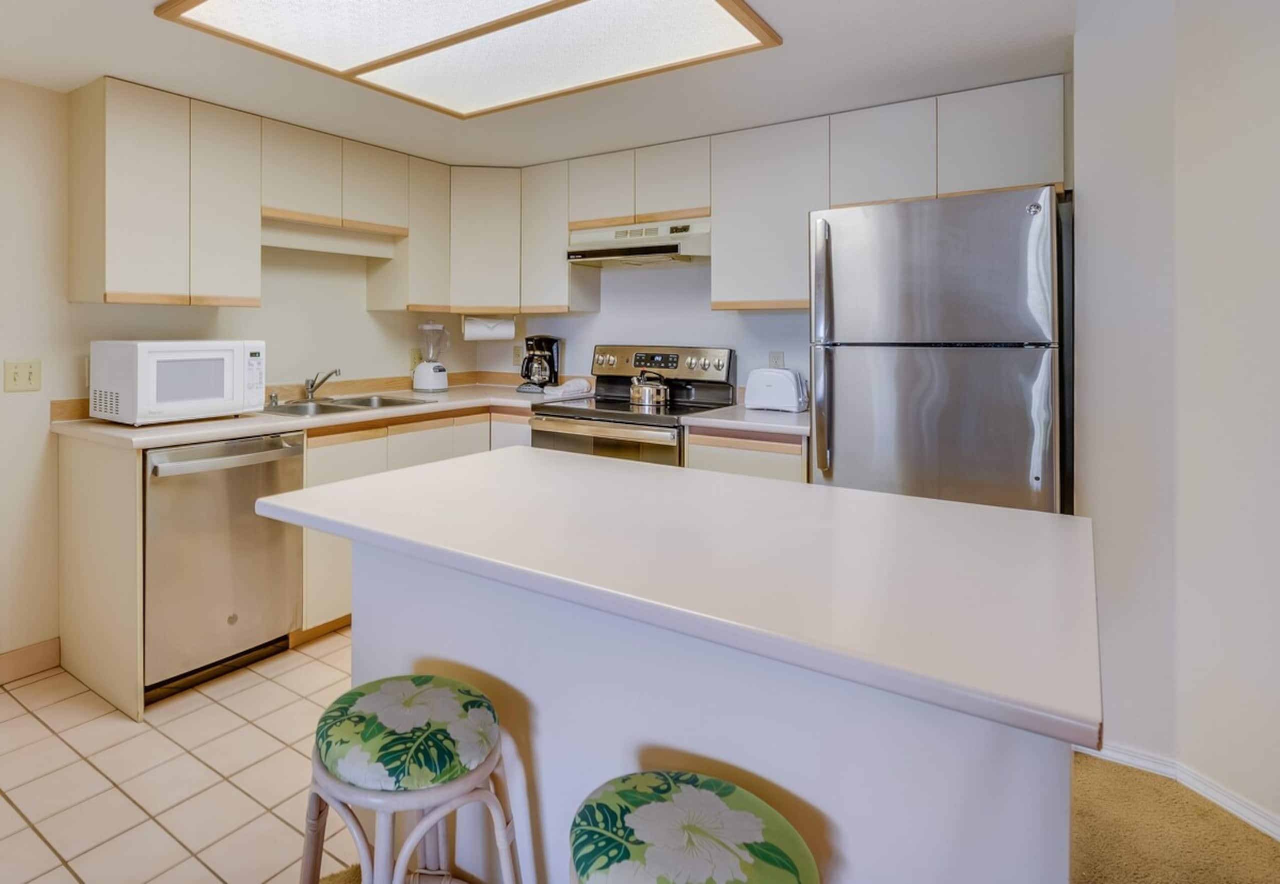 Breezy condo w/ pool, BBQ & lanai - Photo 15