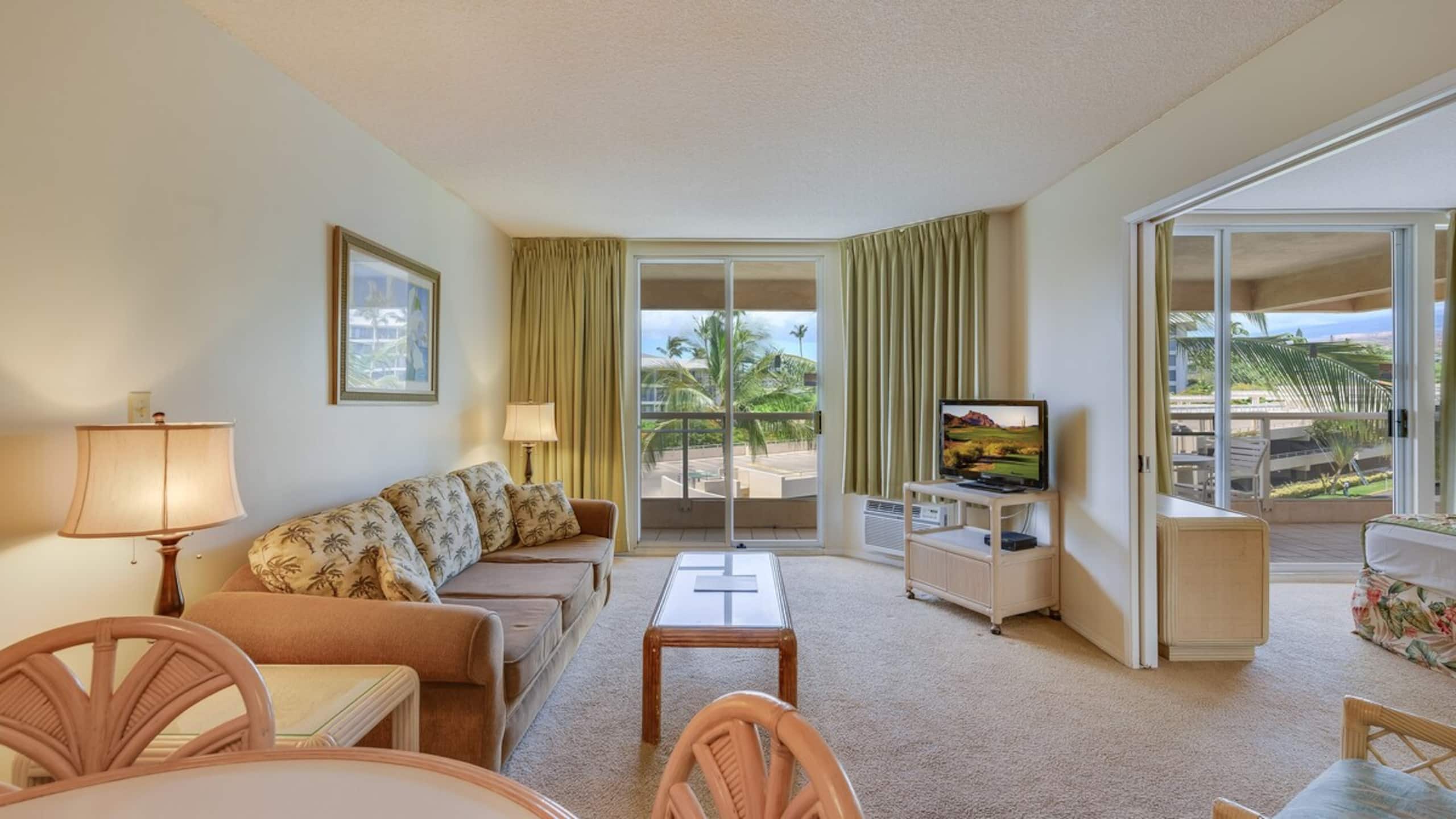 Breezy condo w/ pool, BBQ & lanai - Photo 3