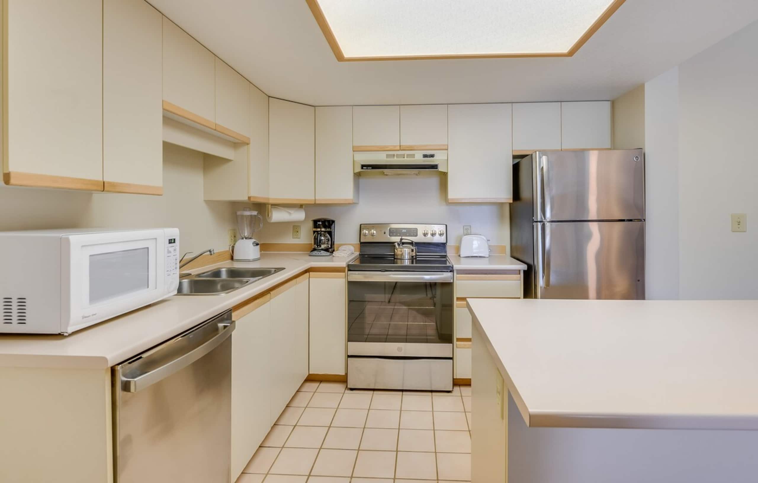 Breezy condo w/ pool, BBQ & lanai - Photo 13