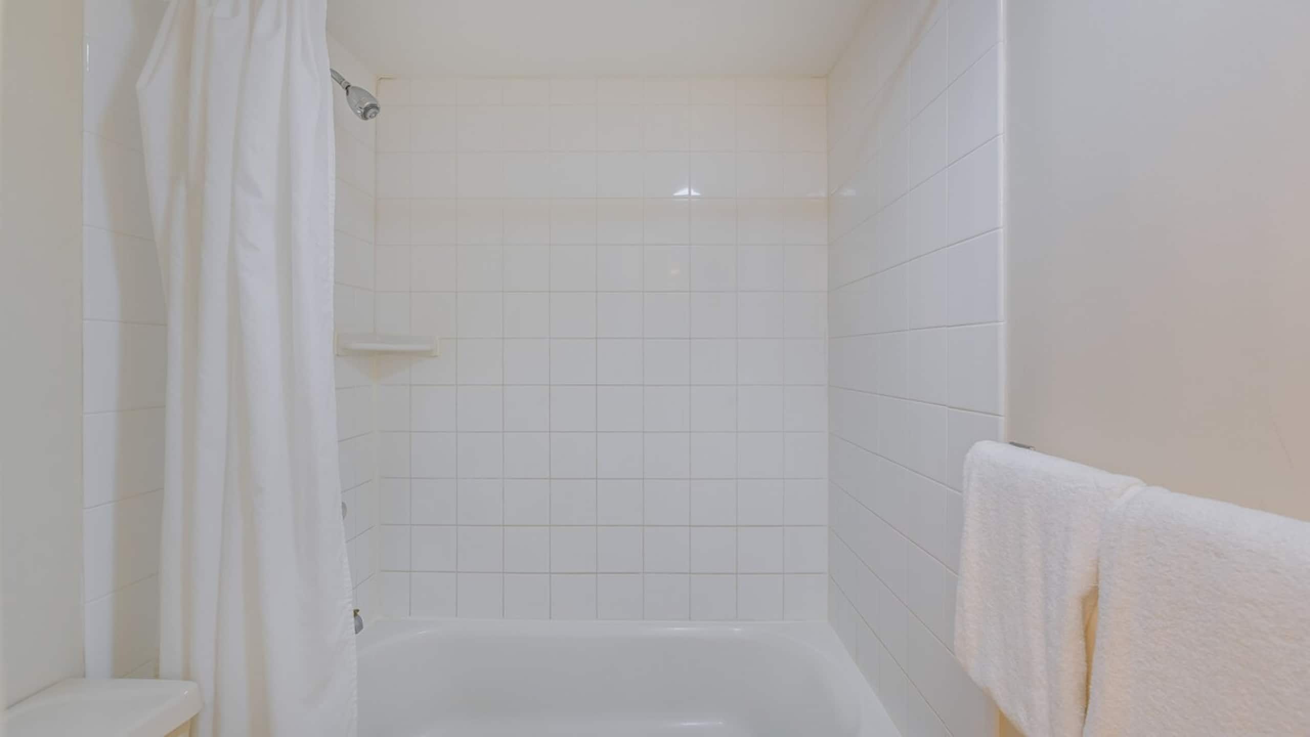 Breezy condo w/ pool, BBQ & lanai - Photo 7
