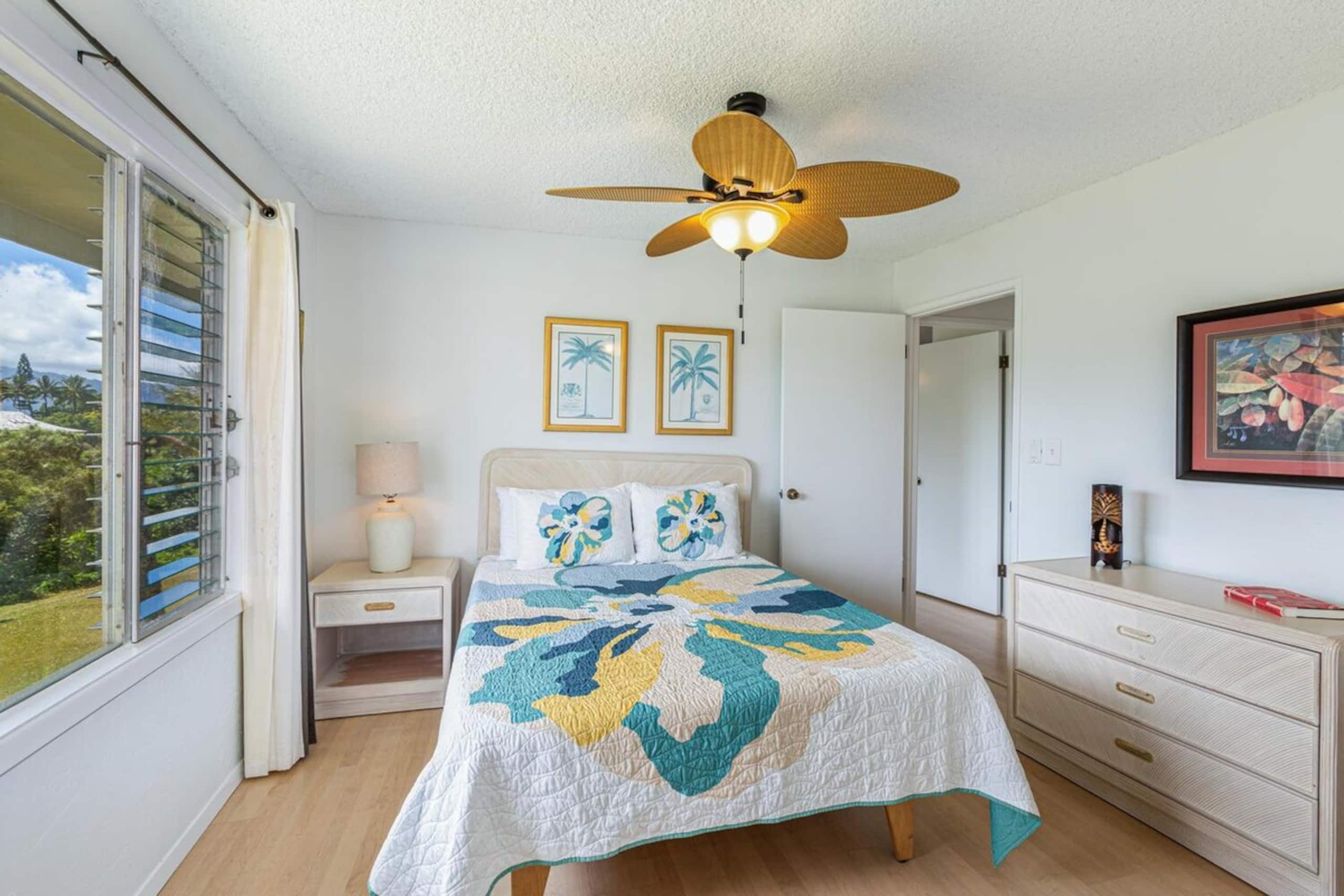 Upstairs corner with ocean and mountain views - Photo 16