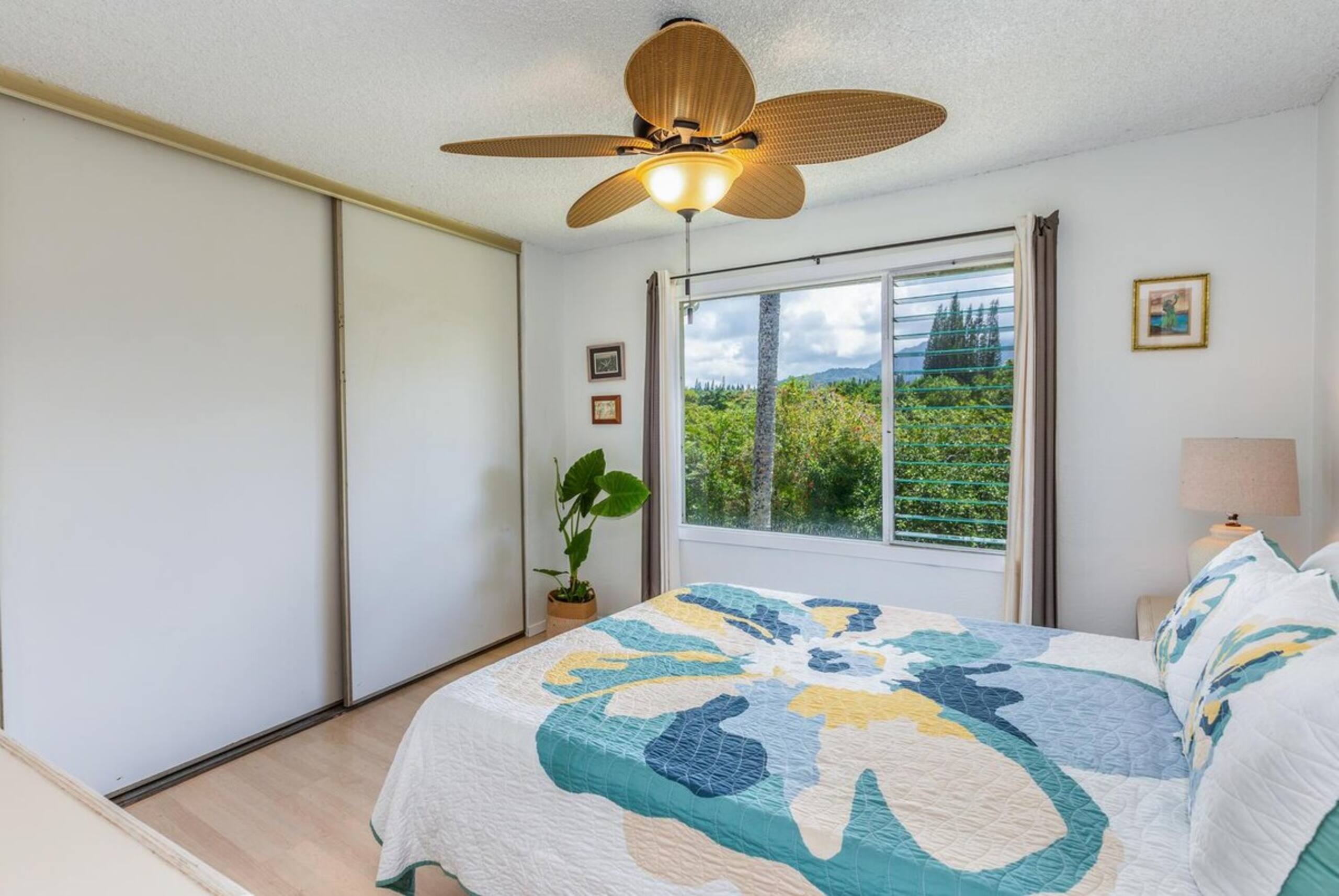 Upstairs corner with ocean and mountain views - Photo 17