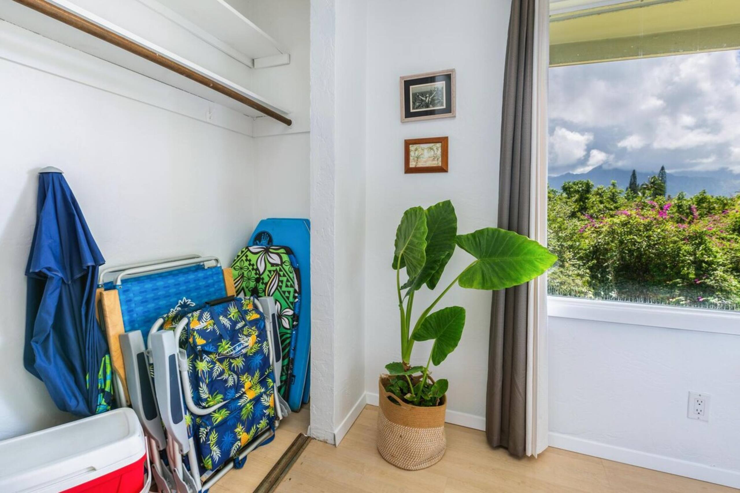 Upstairs corner with ocean and mountain views - Photo 18