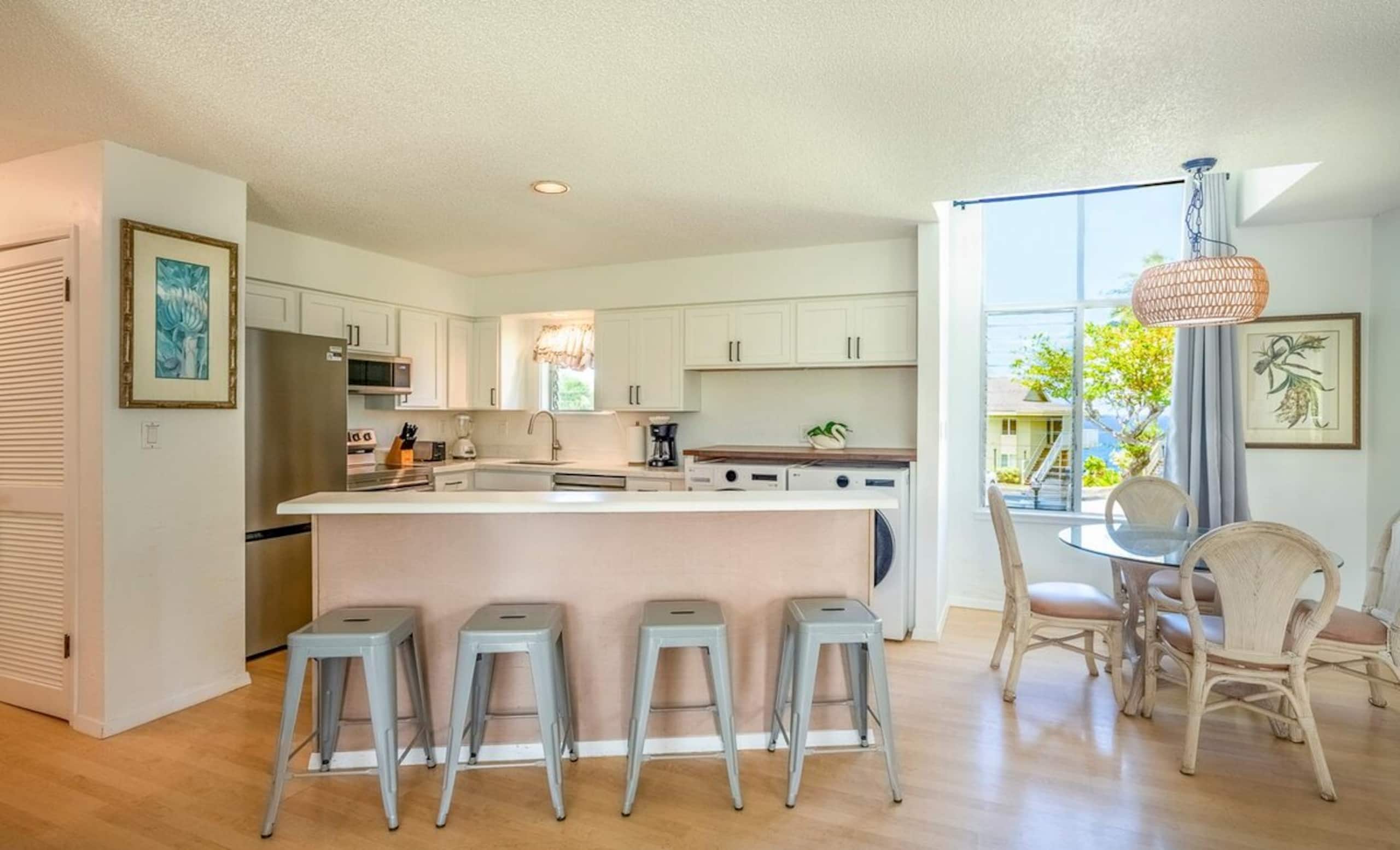 Upstairs corner with ocean and mountain views - Photo 8