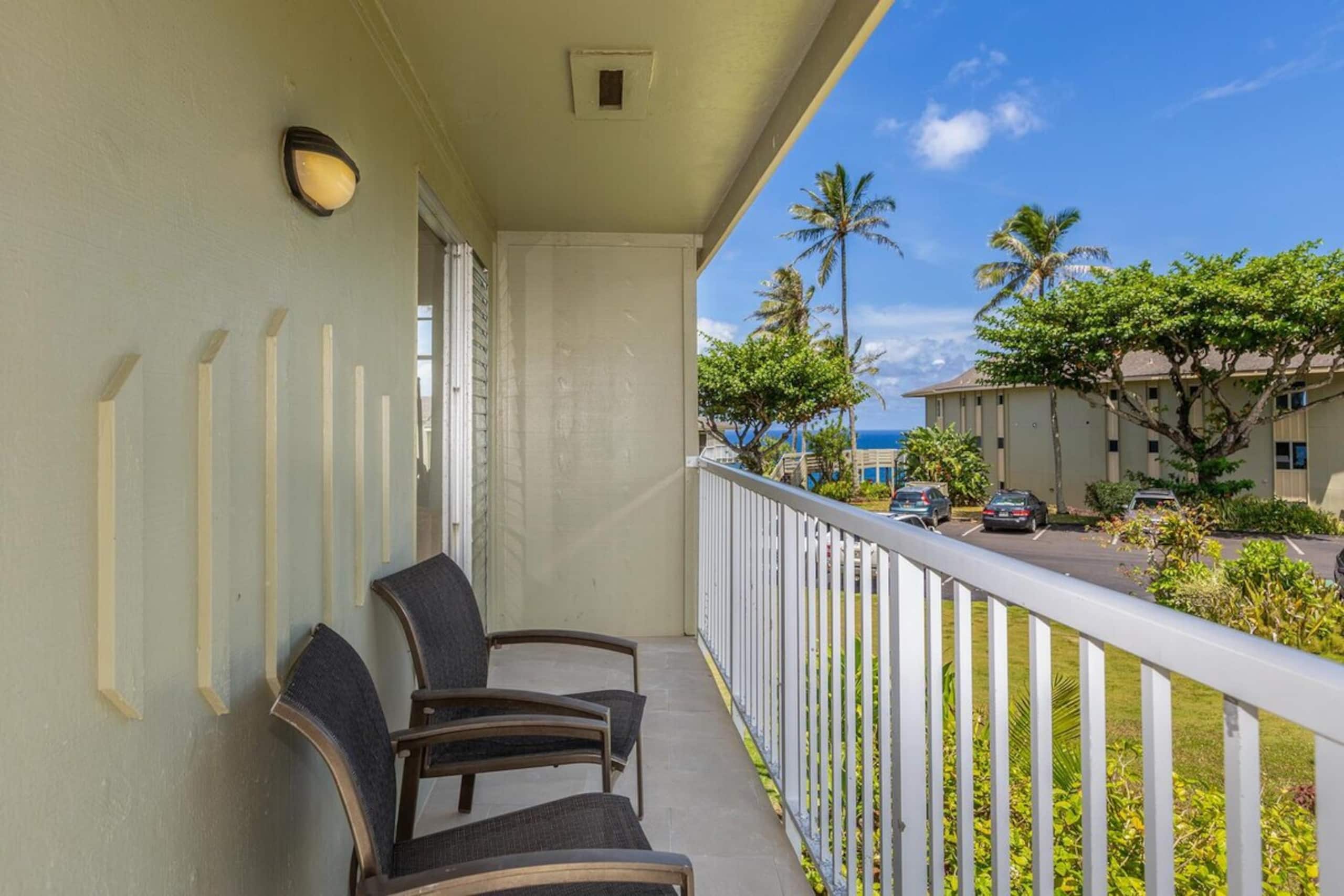 Upstairs corner with ocean and mountain views - Photo 20