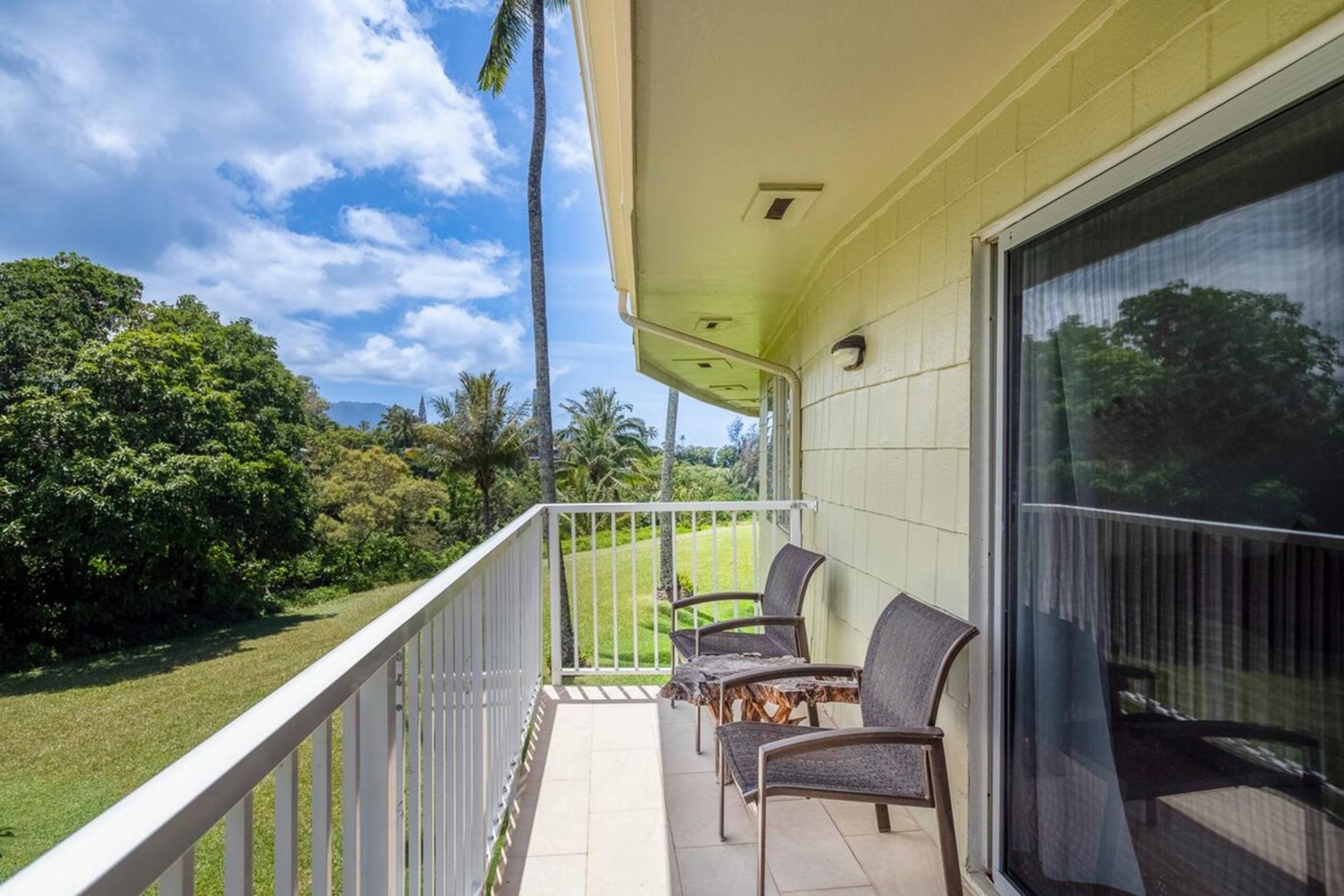 Upstairs corner with ocean and mountain views - Photo 2