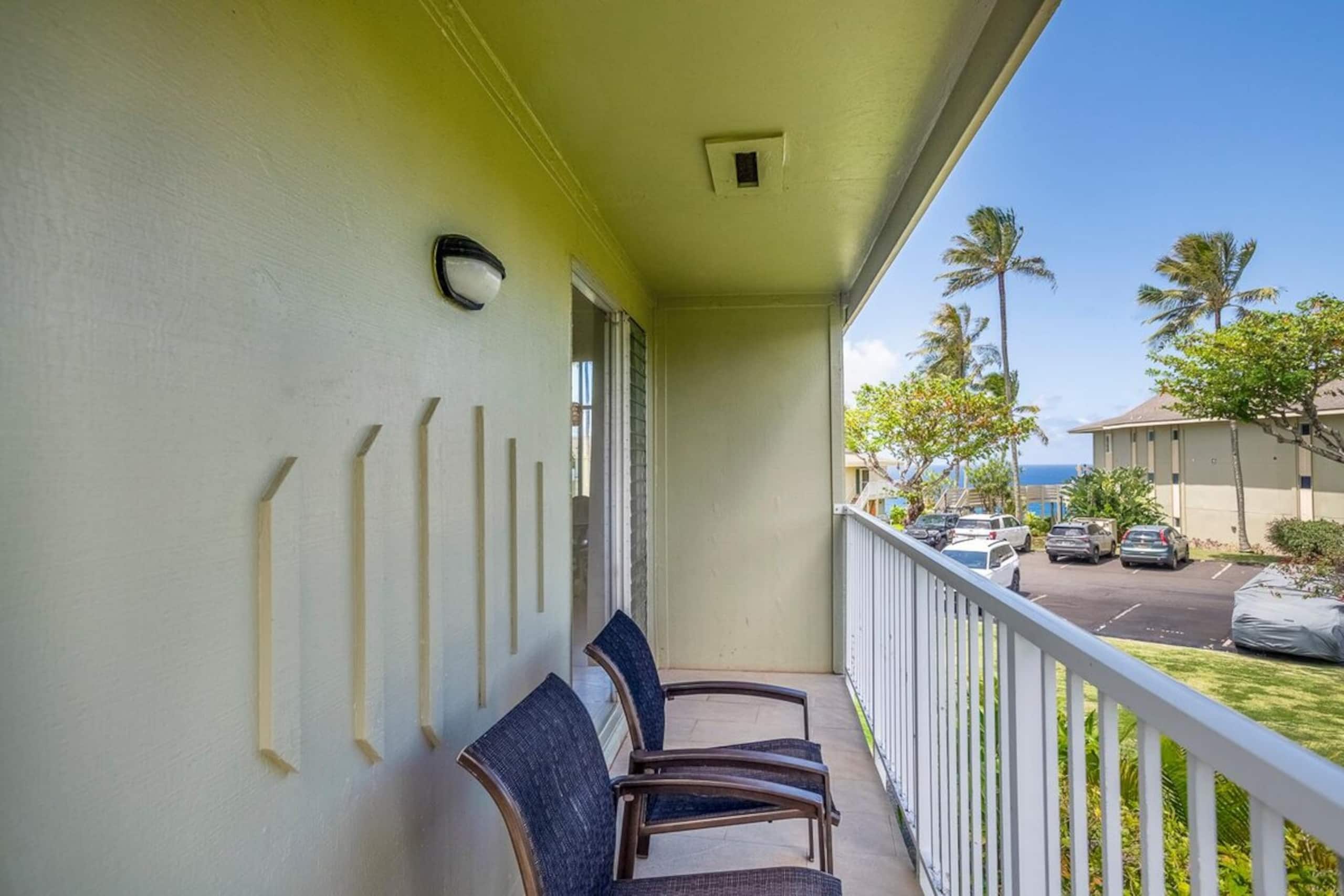 Upstairs corner with ocean and mountain views - Photo 3