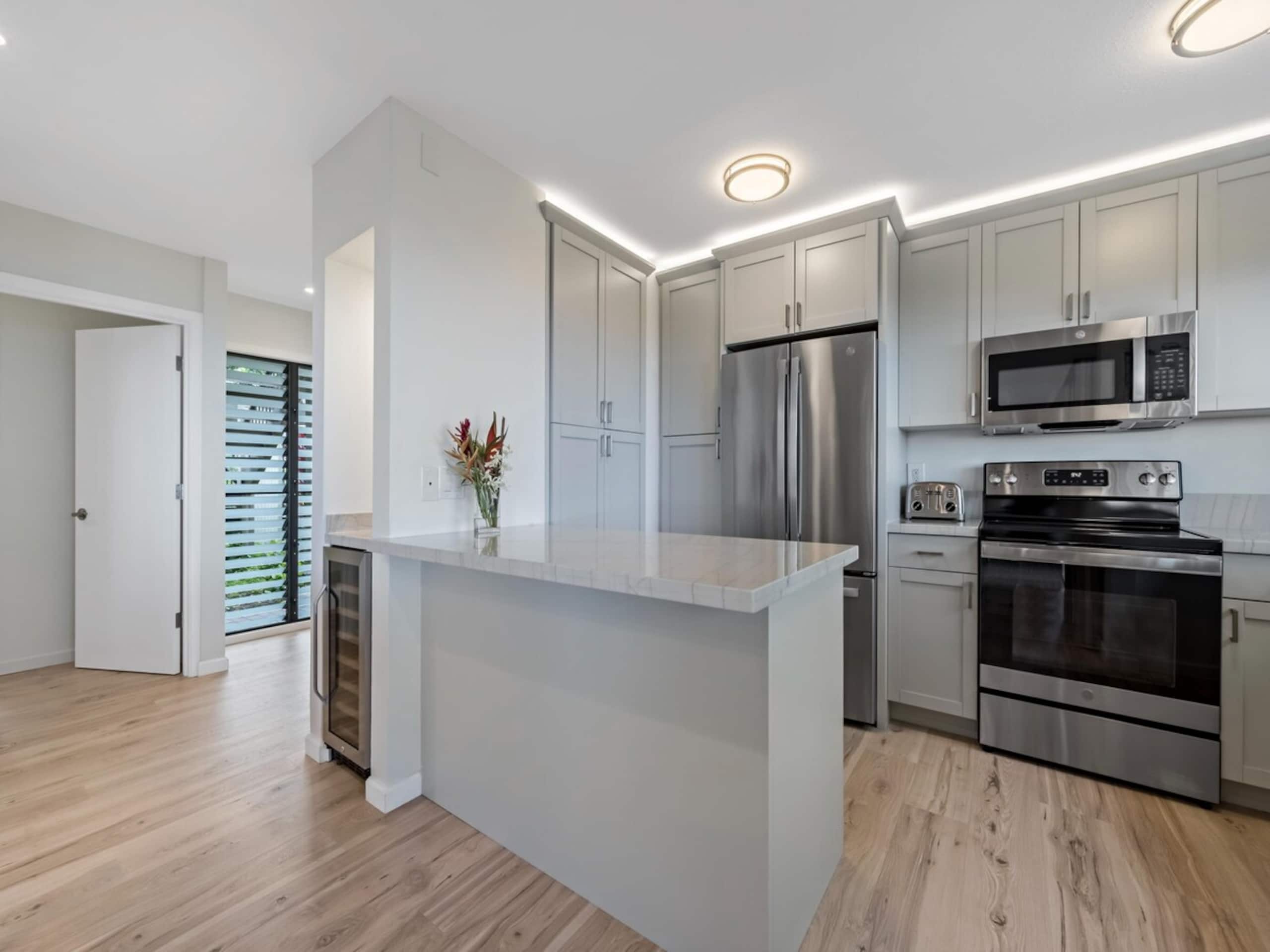 Ocean Views, Tropical Decor, Professionally - Photo 9