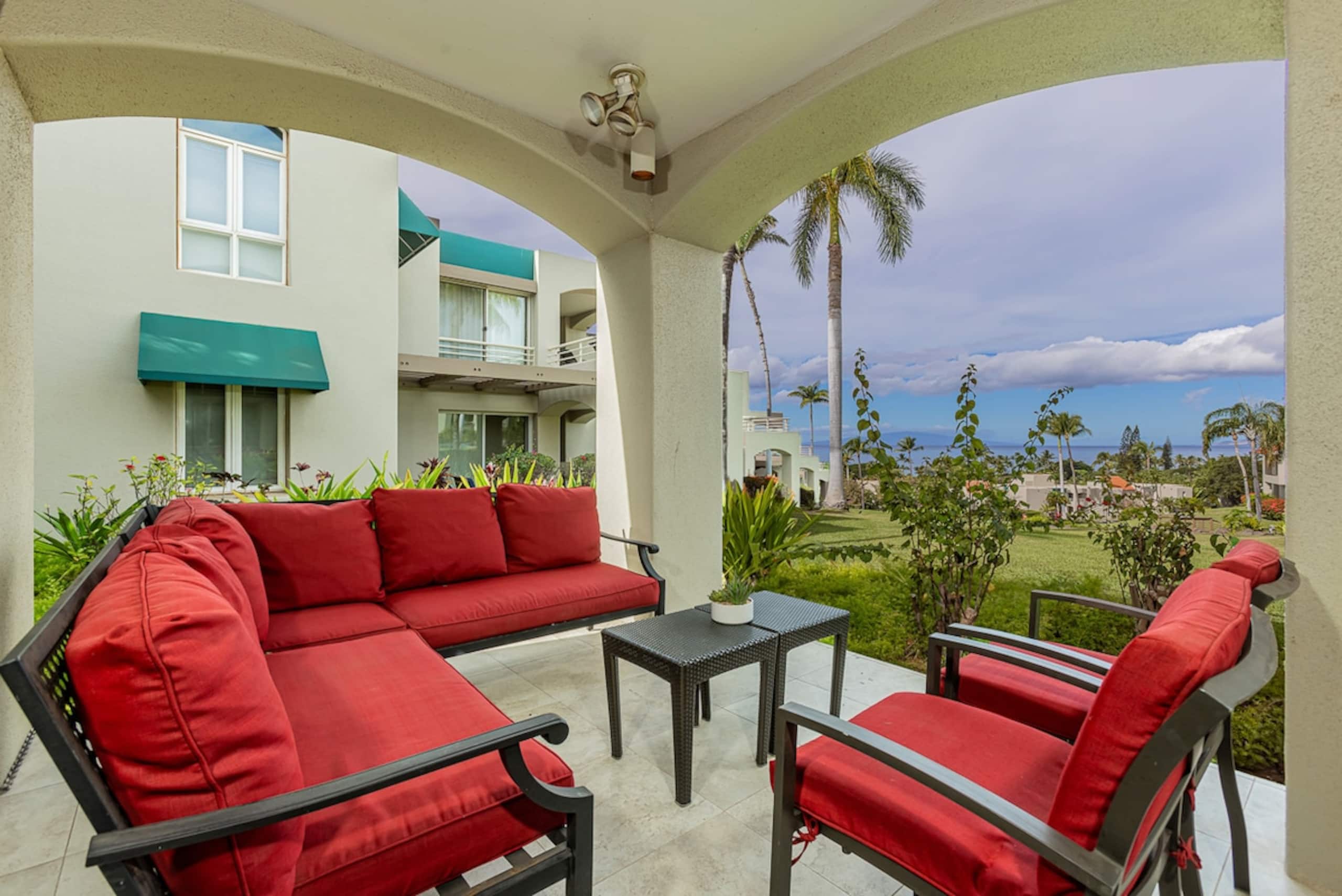 Ocean view 2BR condo w/ pool and Jacuzzi - Photo 2