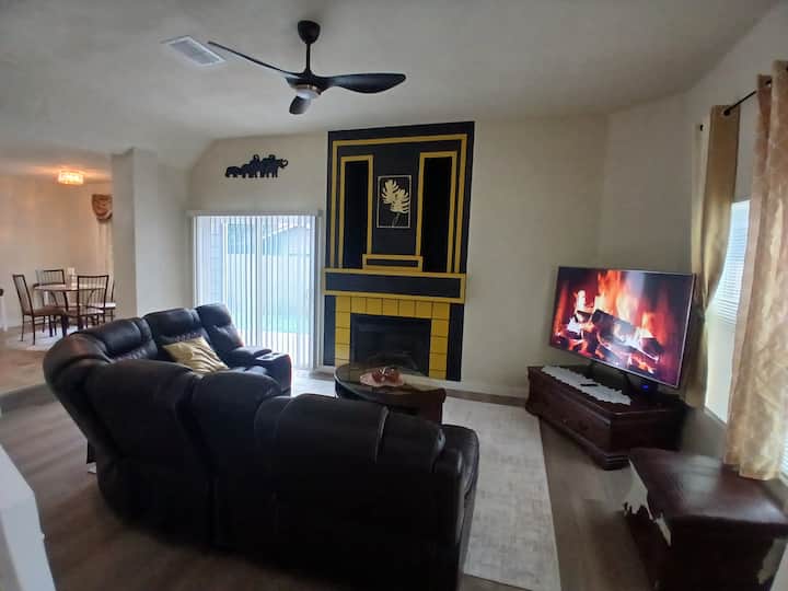 Furnished Retreat Near Randolph Afb & Fort Sam - Universal City, TX