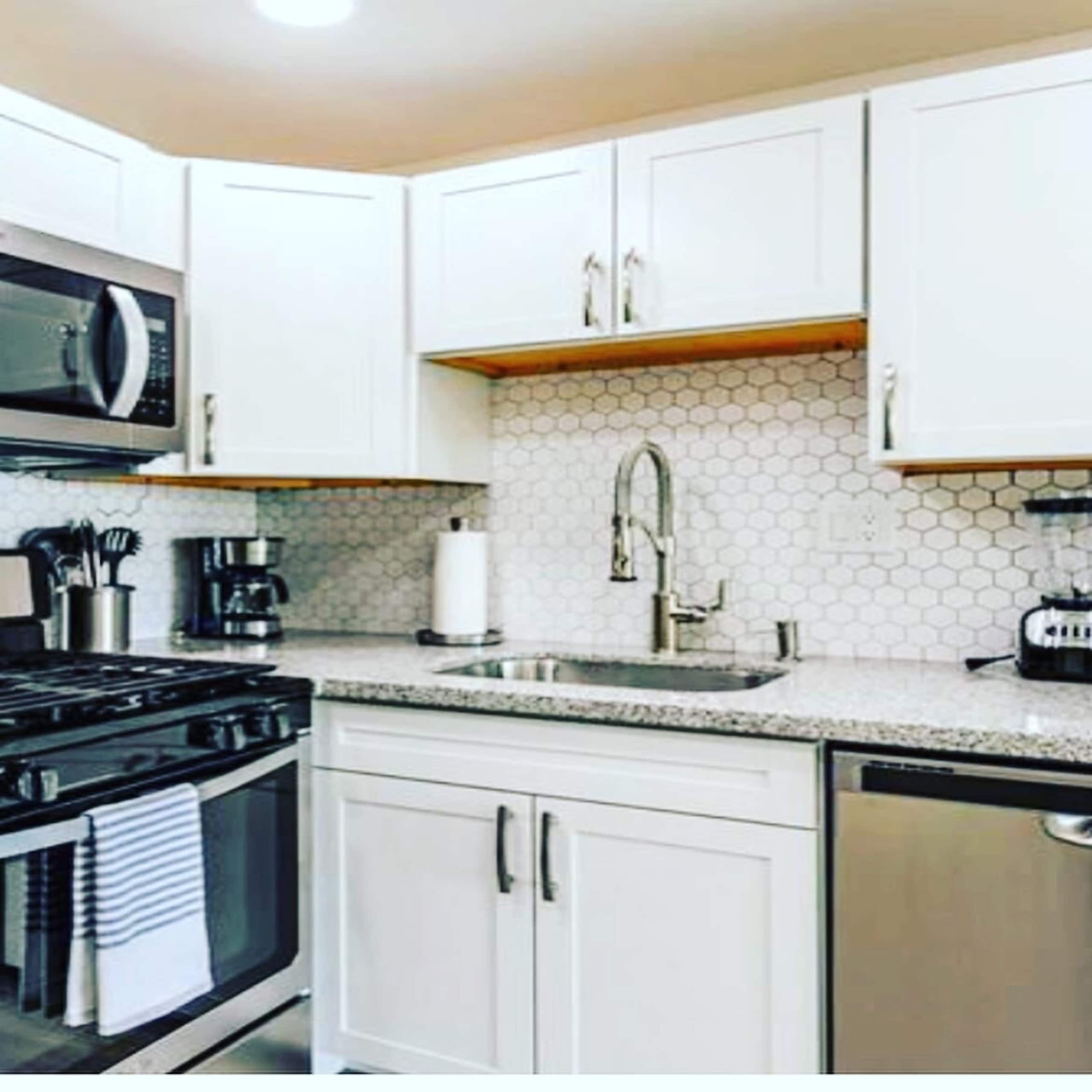 ACROSS FROM BEACH- NEWLY REMODELED- PRIME LOCATION - Photo 9