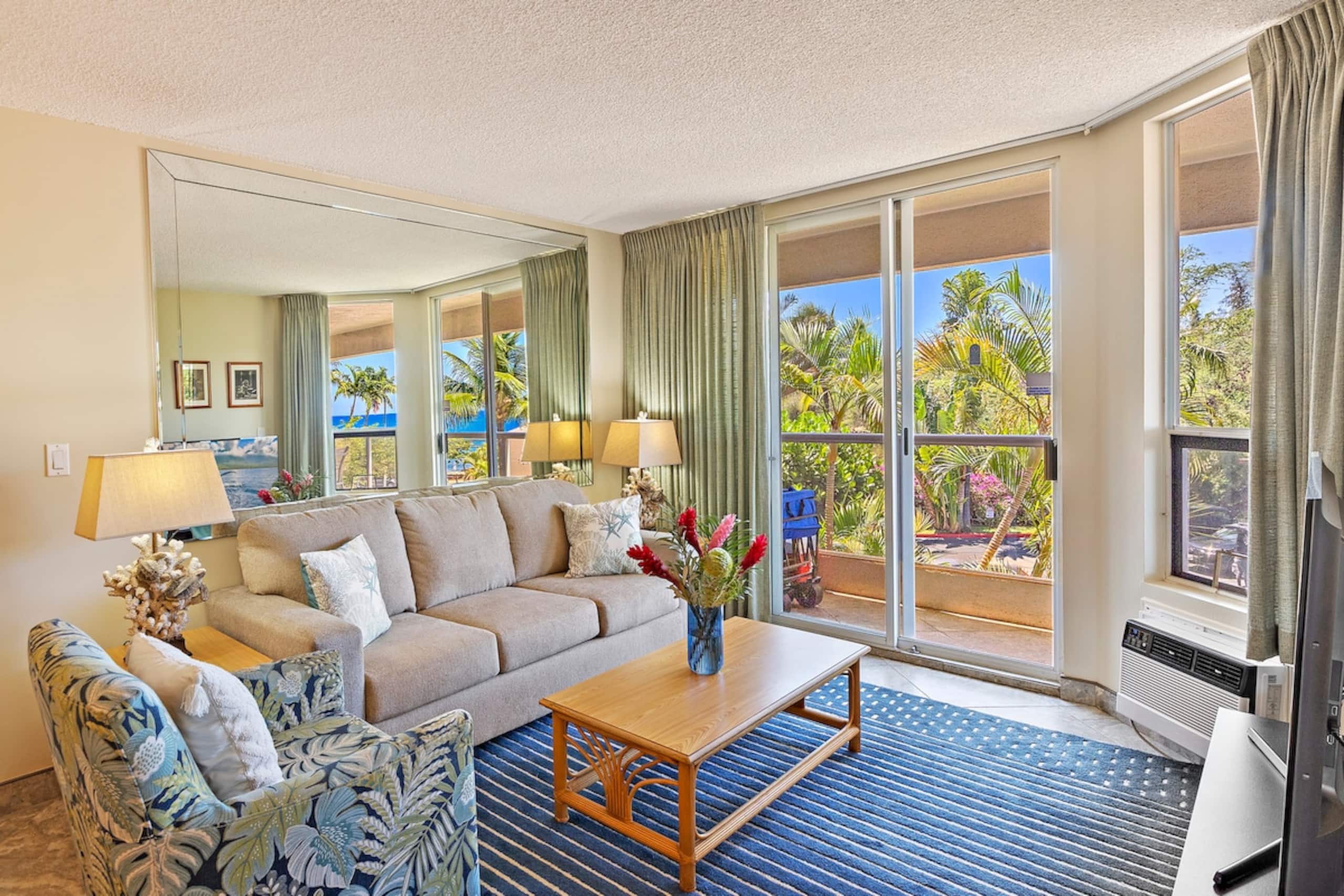 Maui Banyan Beauty, King Bed, Steps to Kam2 Beach - Photo 1
