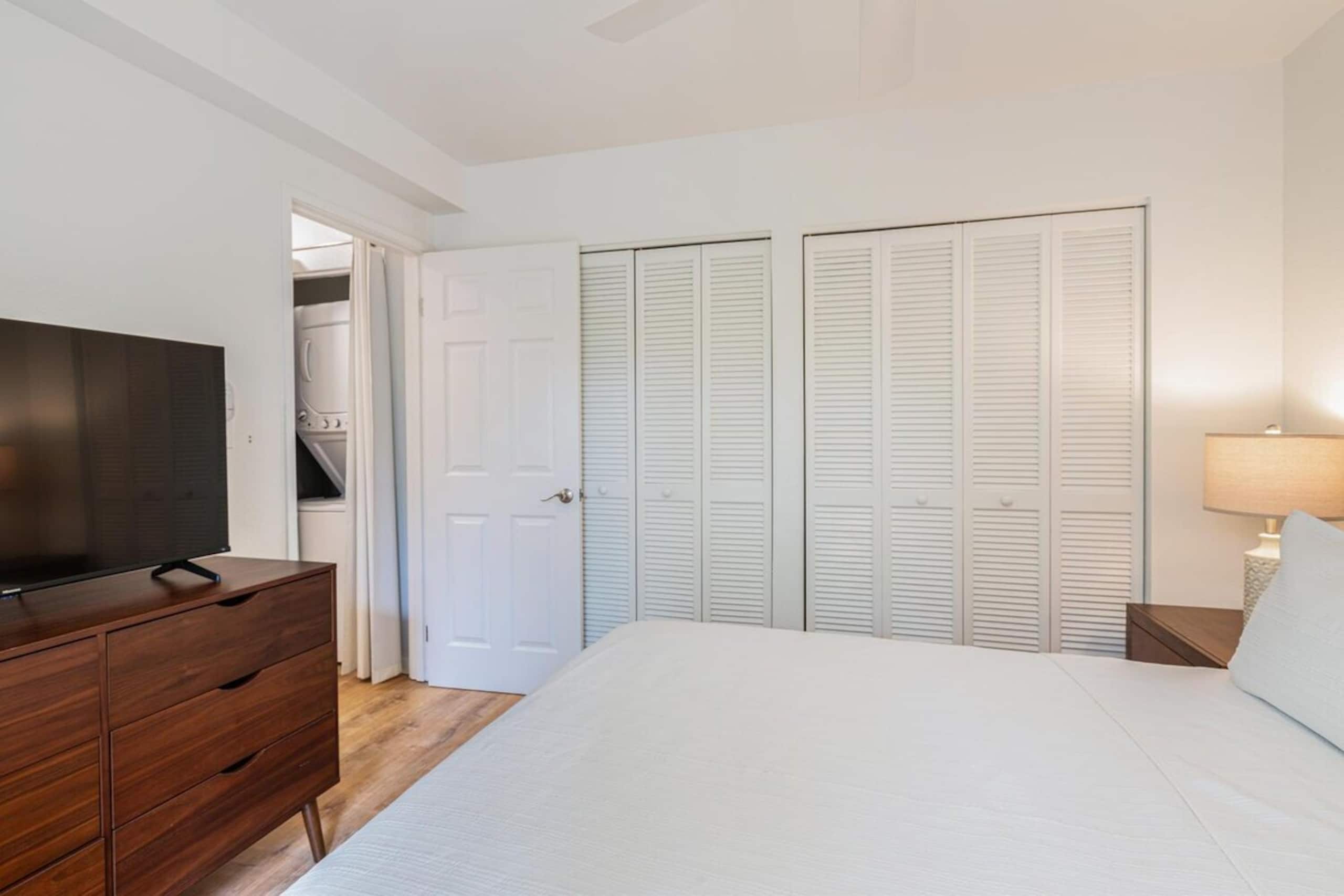 Nicely updated home, hike to beach, near shopping - Photo 18