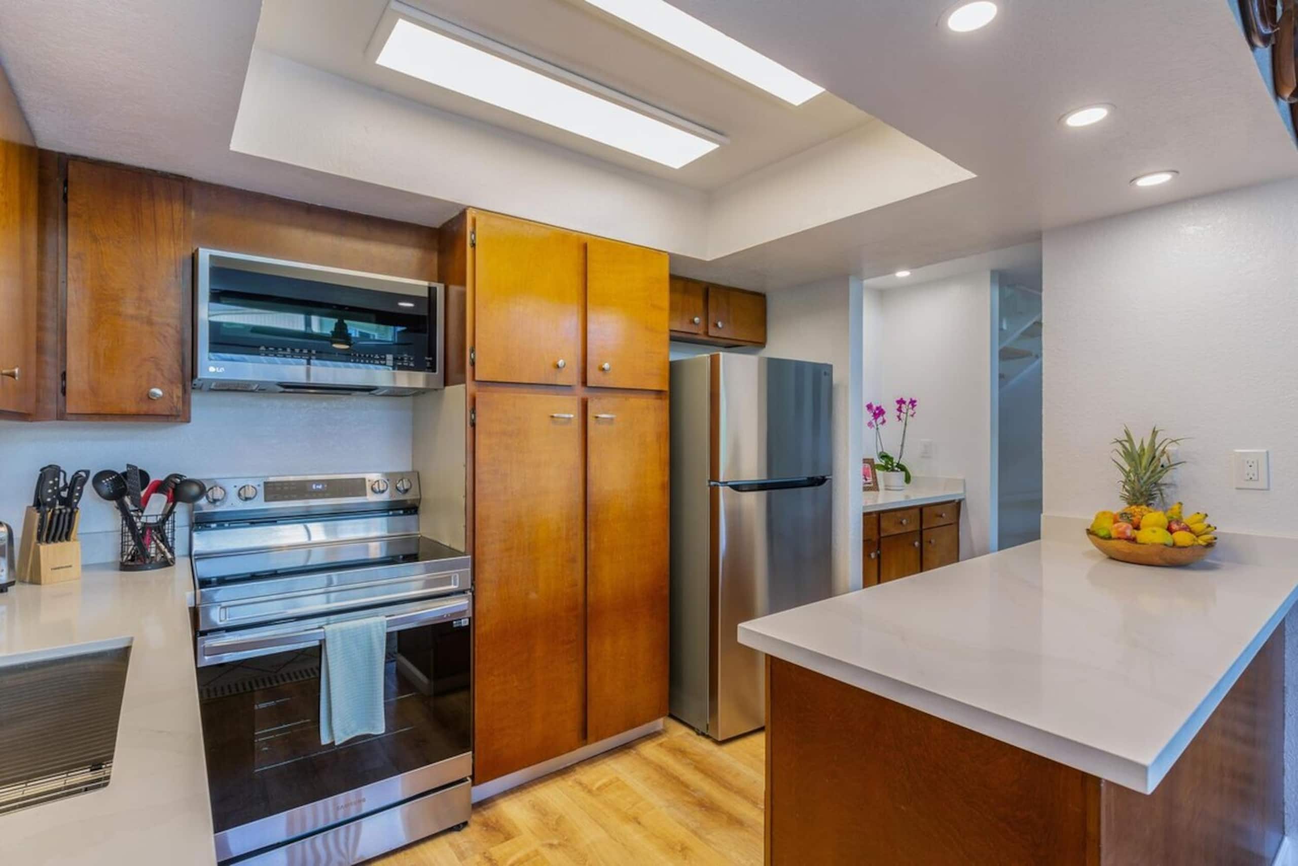 Nicely updated home, hike to beach, near shopping - Photo 14