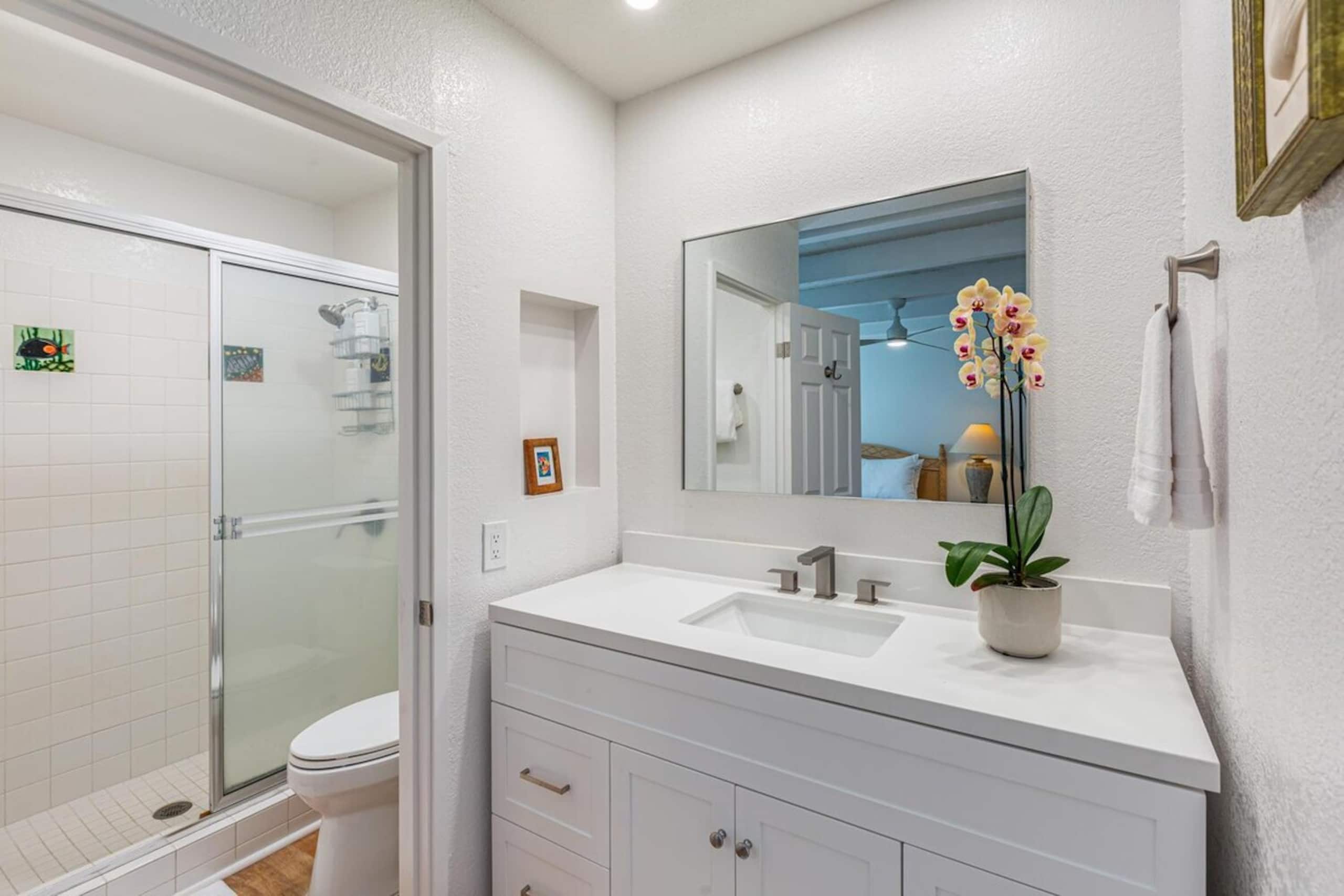 Nicely updated home, hike to beach, near shopping - Photo 21