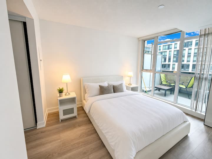 Bright 1br + Large Balcony | Downtown Toronto - トロント