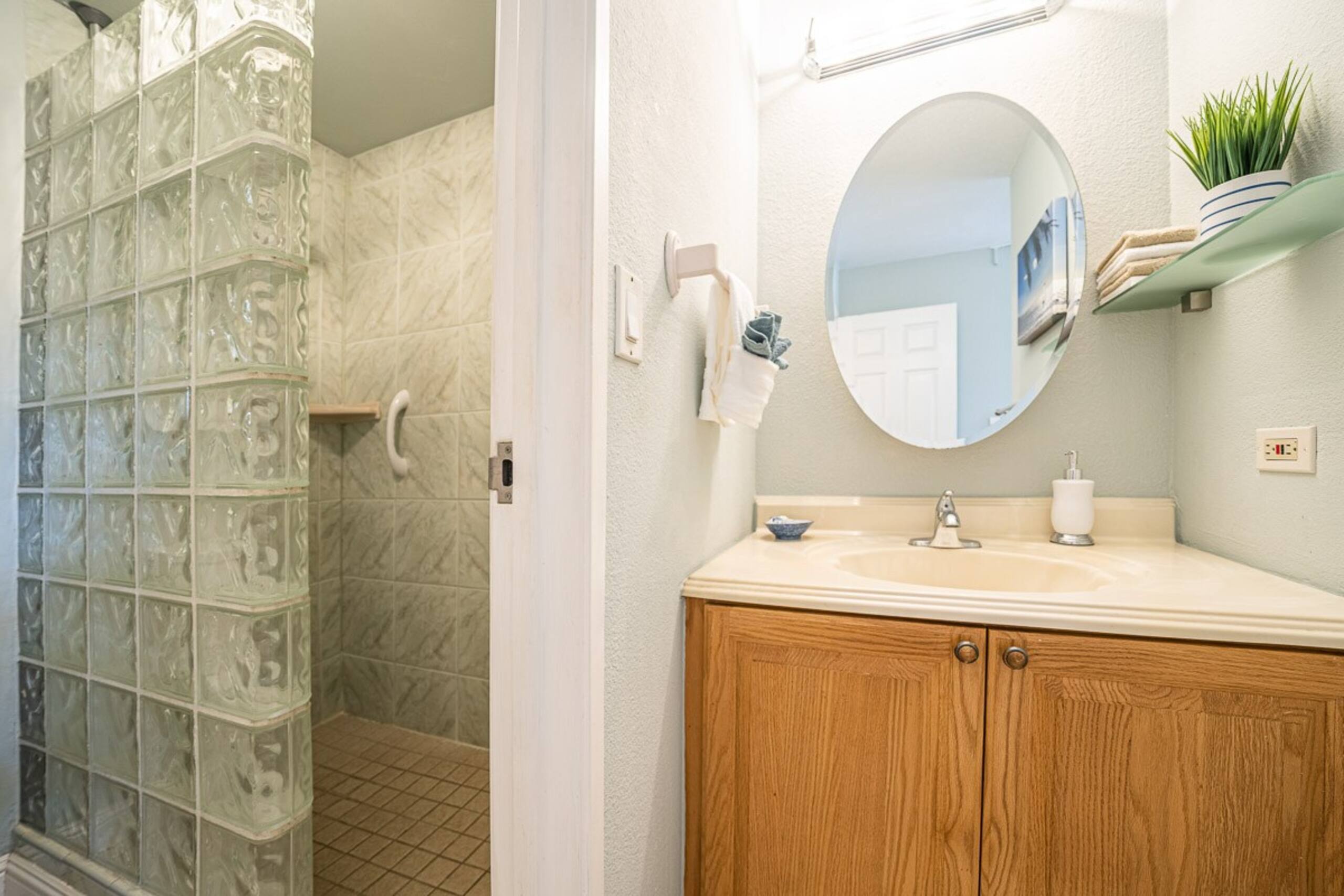 Oceanfront condo w/ pool and hot tub - Photo 34