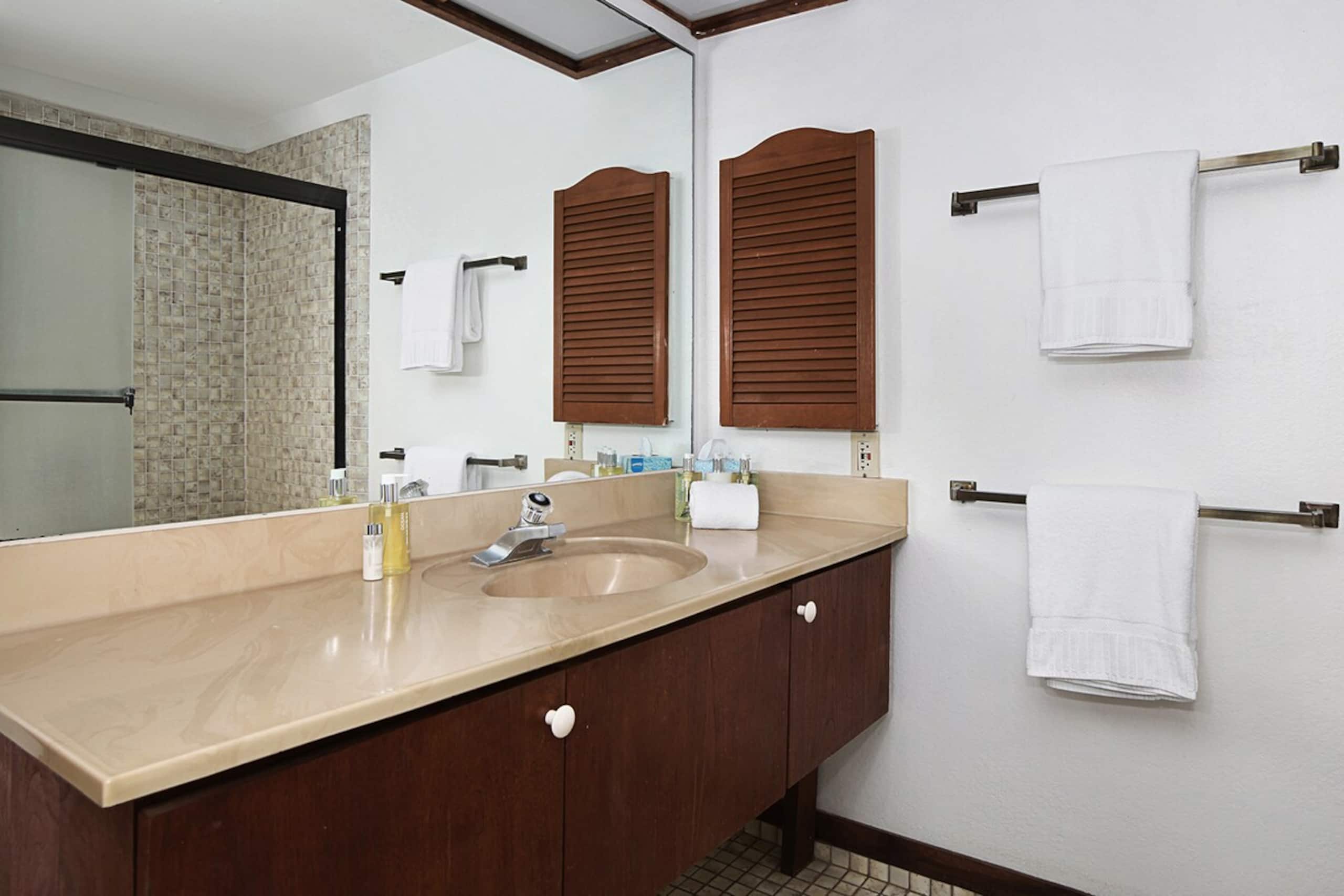 Top Floor 2 Bed Suite Steps to the Beach & Pool - Photo 15