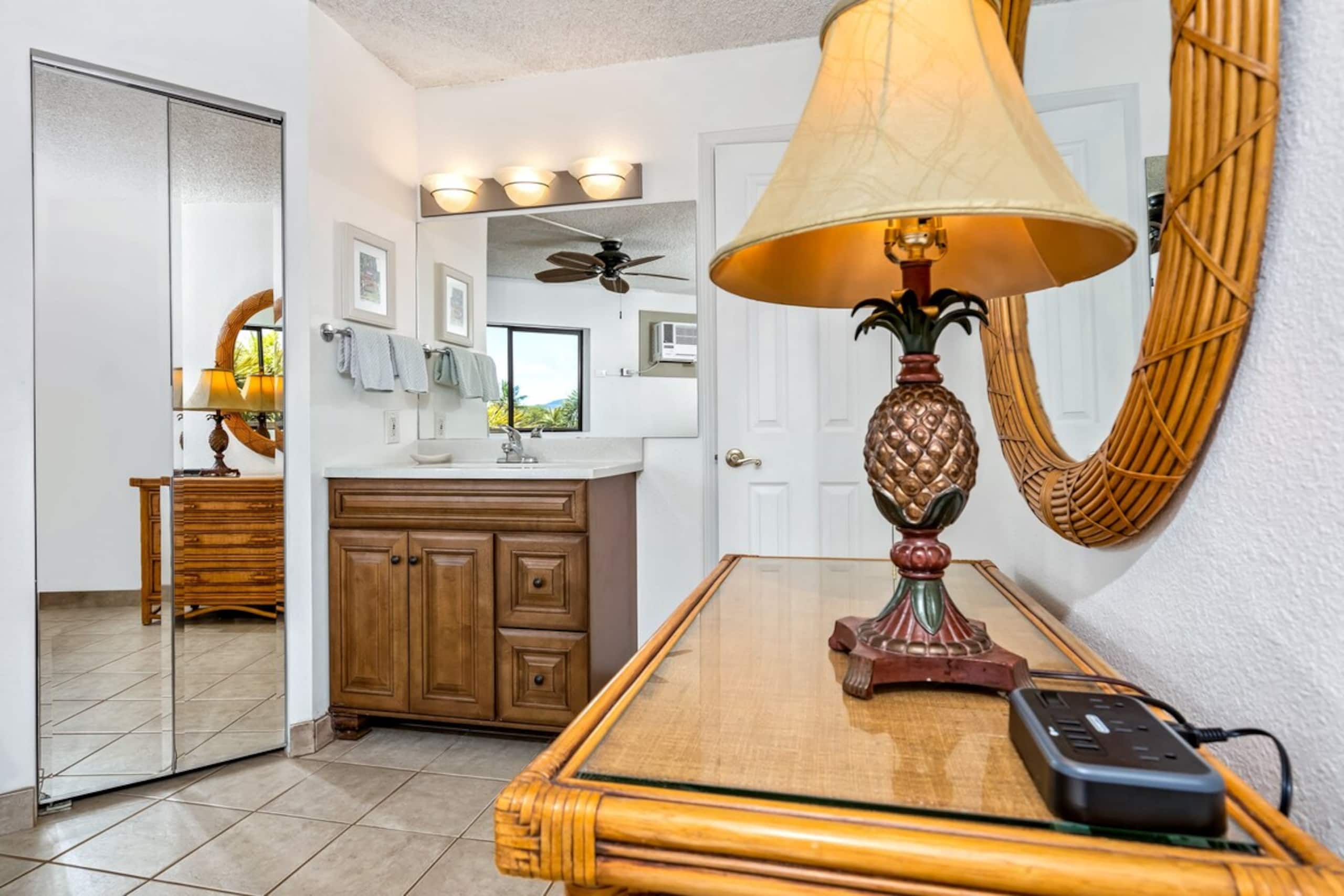 Oceanfront condo w/ sunset lanai and pool - Photo 24