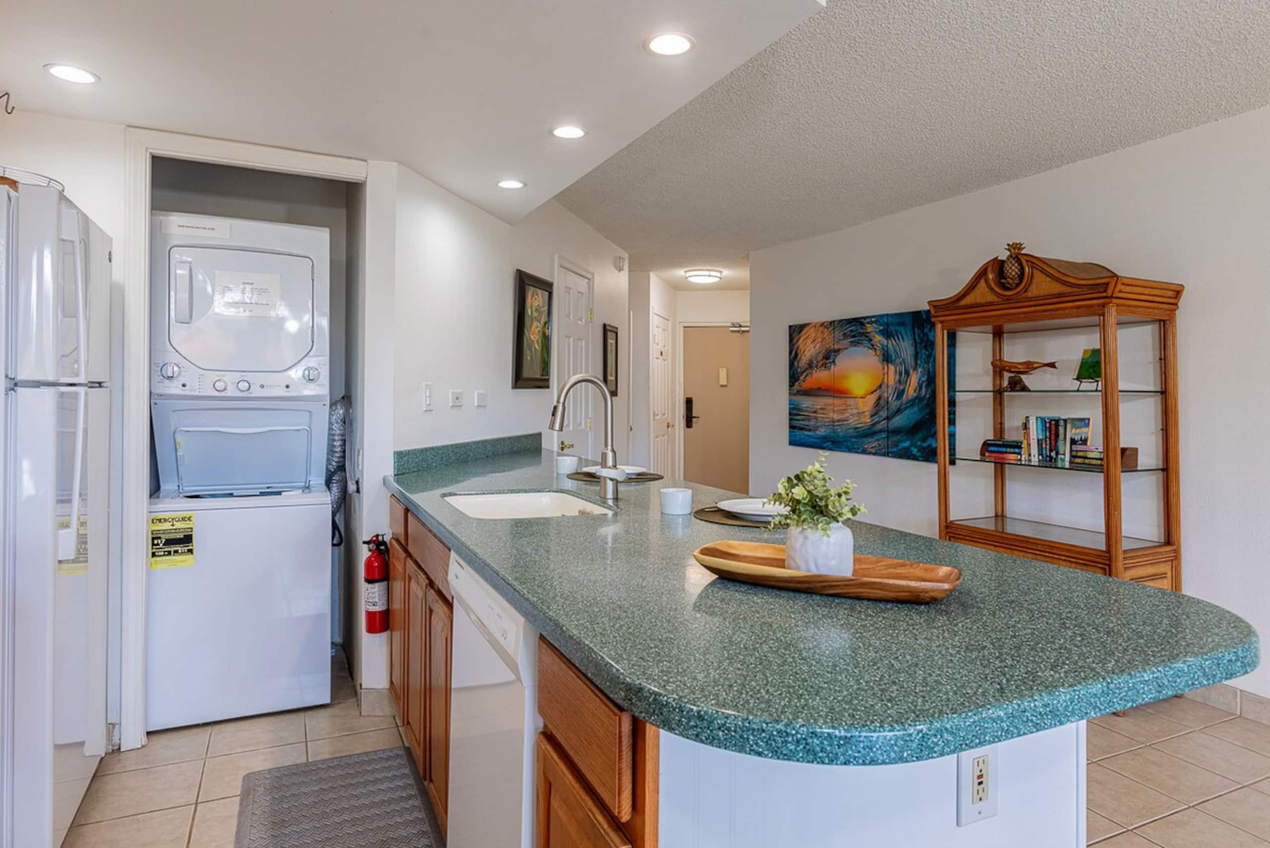 Oceanfront condo w/ sunset lanai and pool - Photo 12