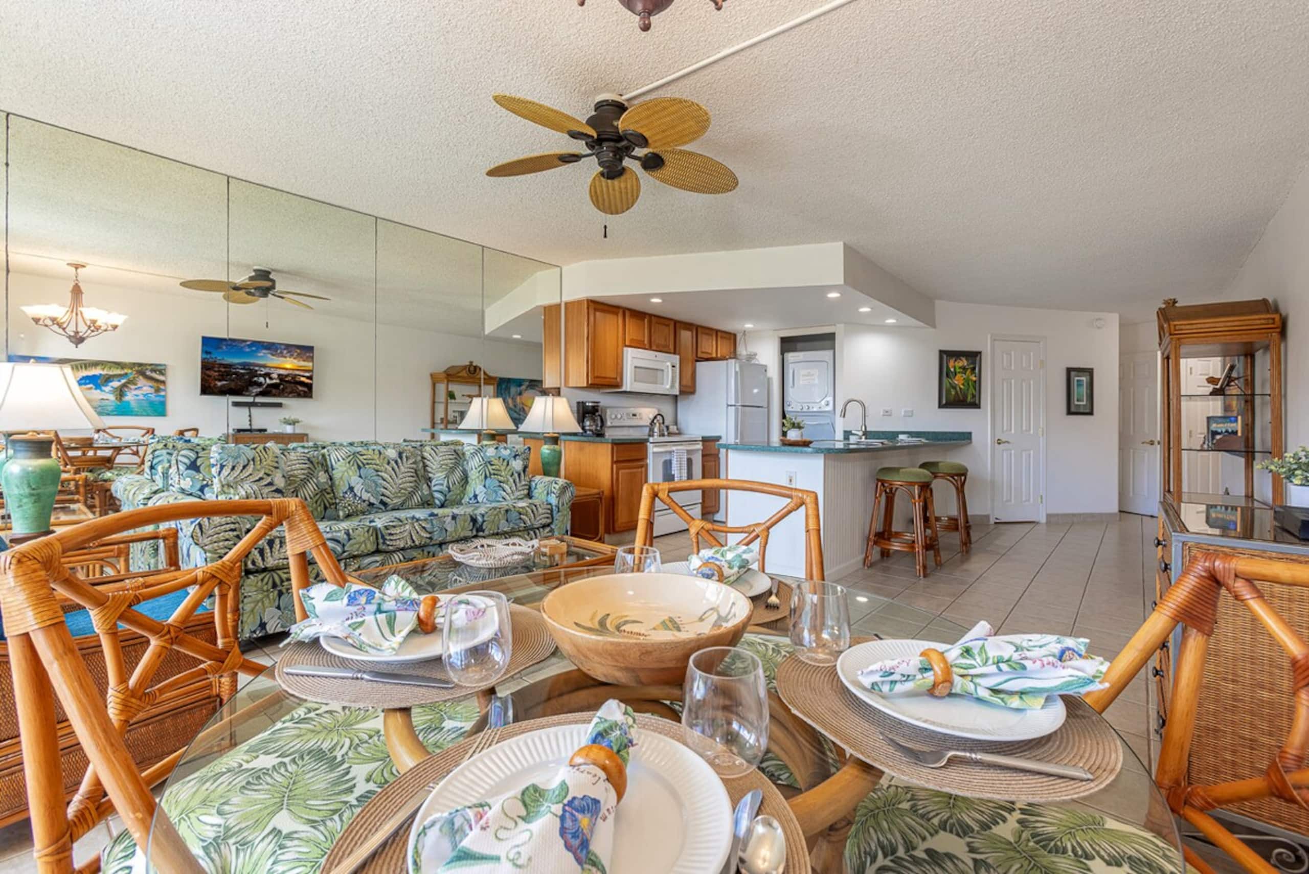 Oceanfront condo w/ sunset lanai and pool - Photo 17