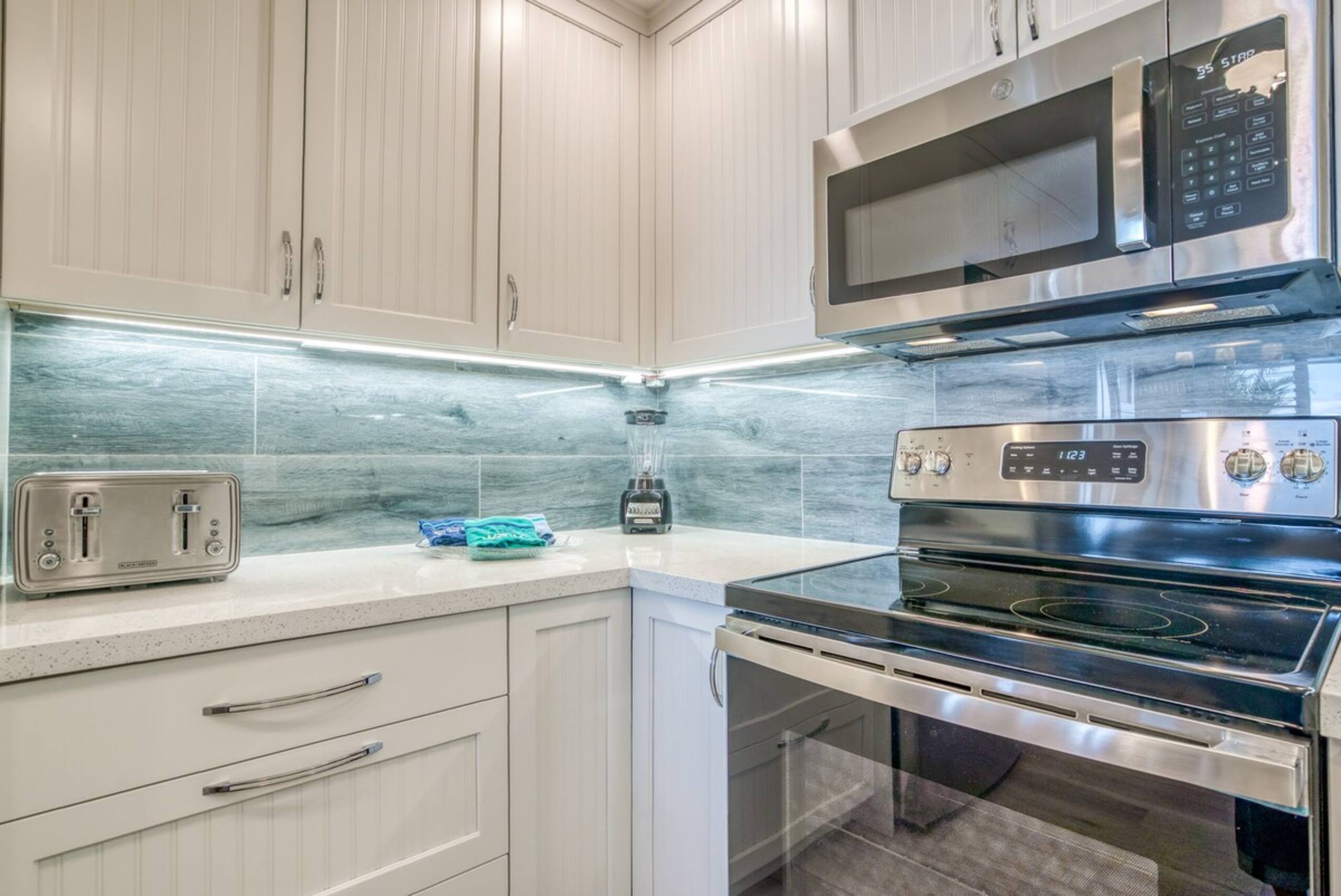 Oceanfront 2BR ground floor w/ snorkeling access - Photo 14