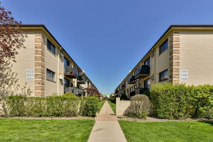 Mins From O'hare  Safe Location  Private Parking - Skokie, IL