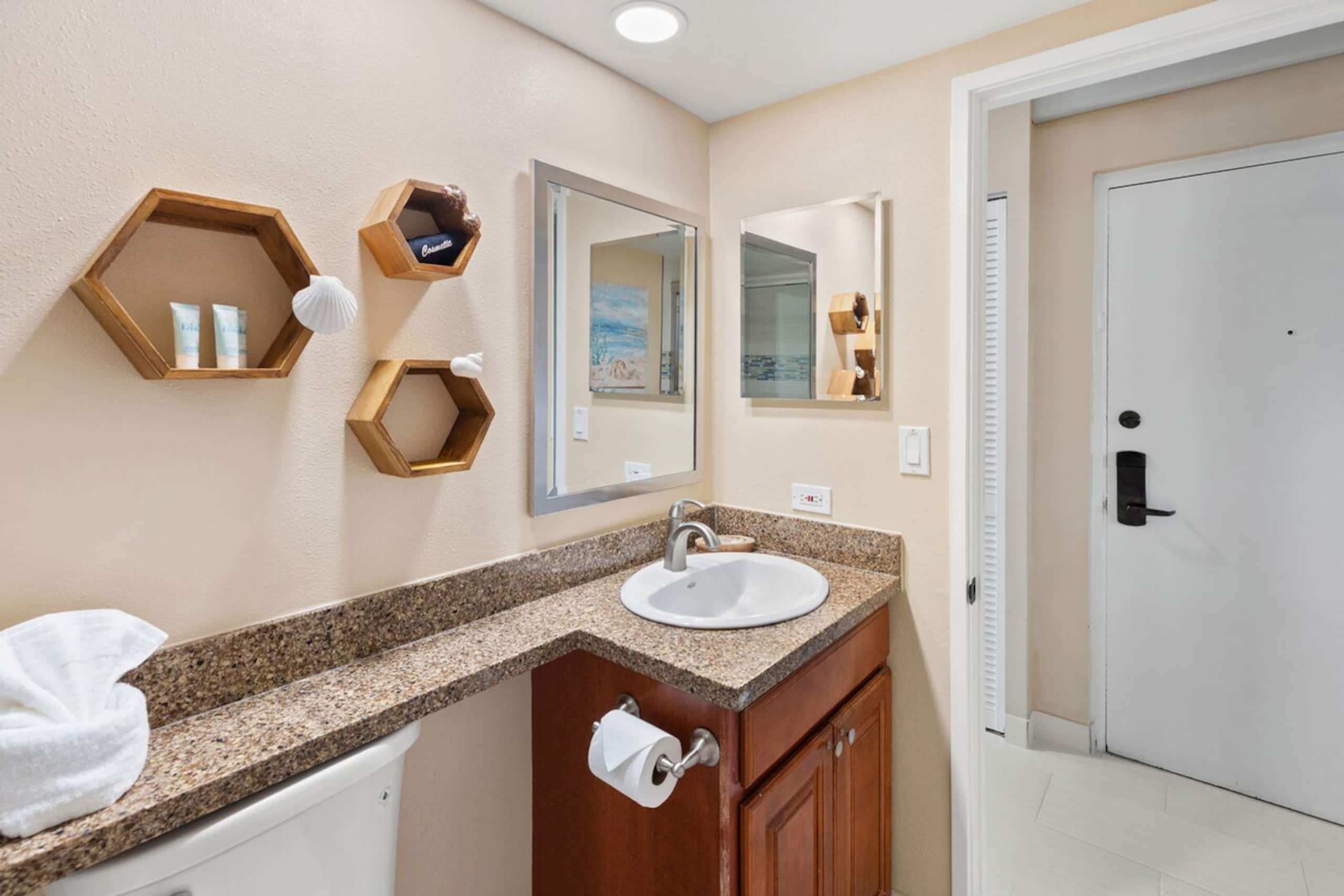 1bd Oceanfront gem with charm, views & Island vibe - Photo 27