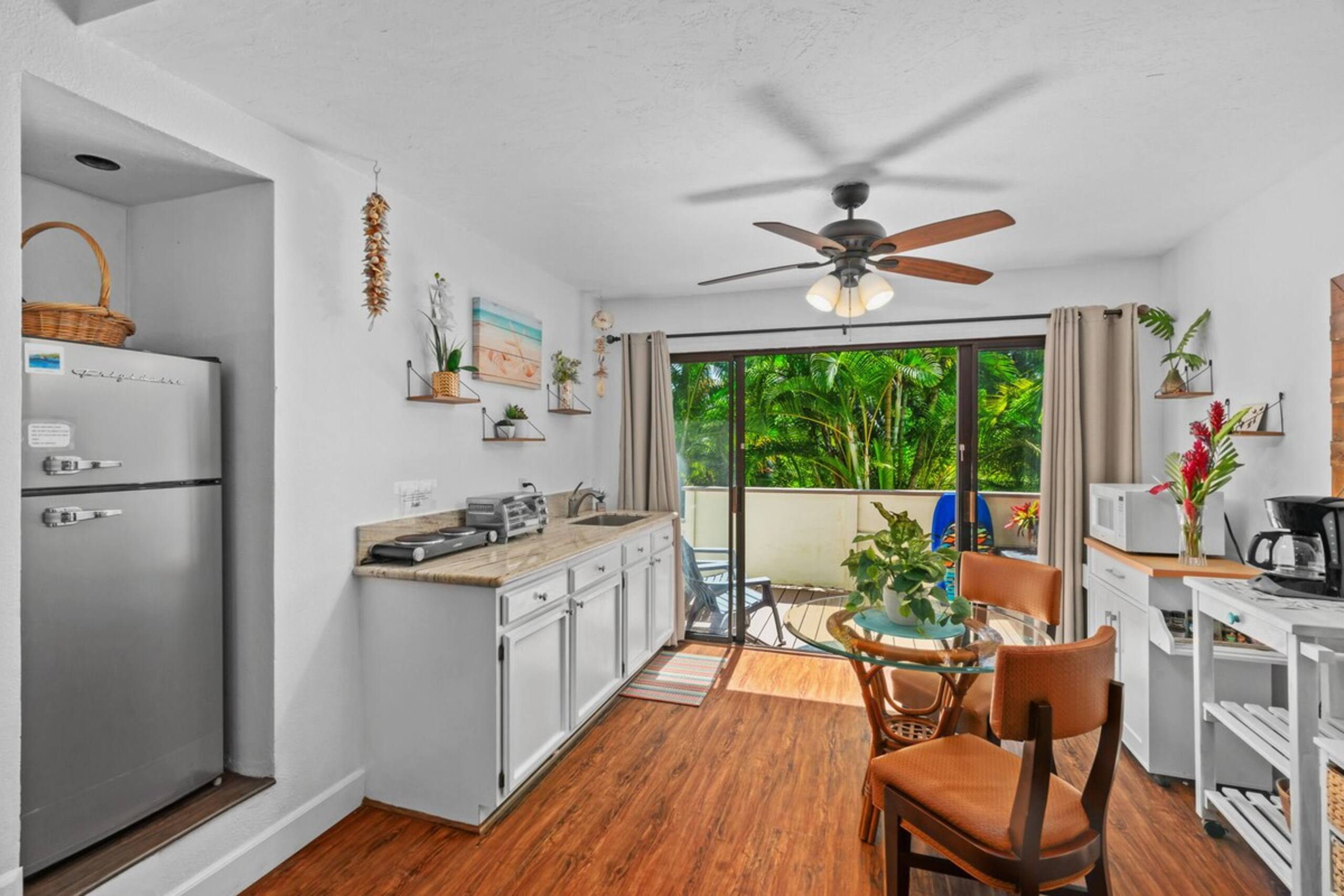 North shore condo w/ pool & private laundry - Photo 6