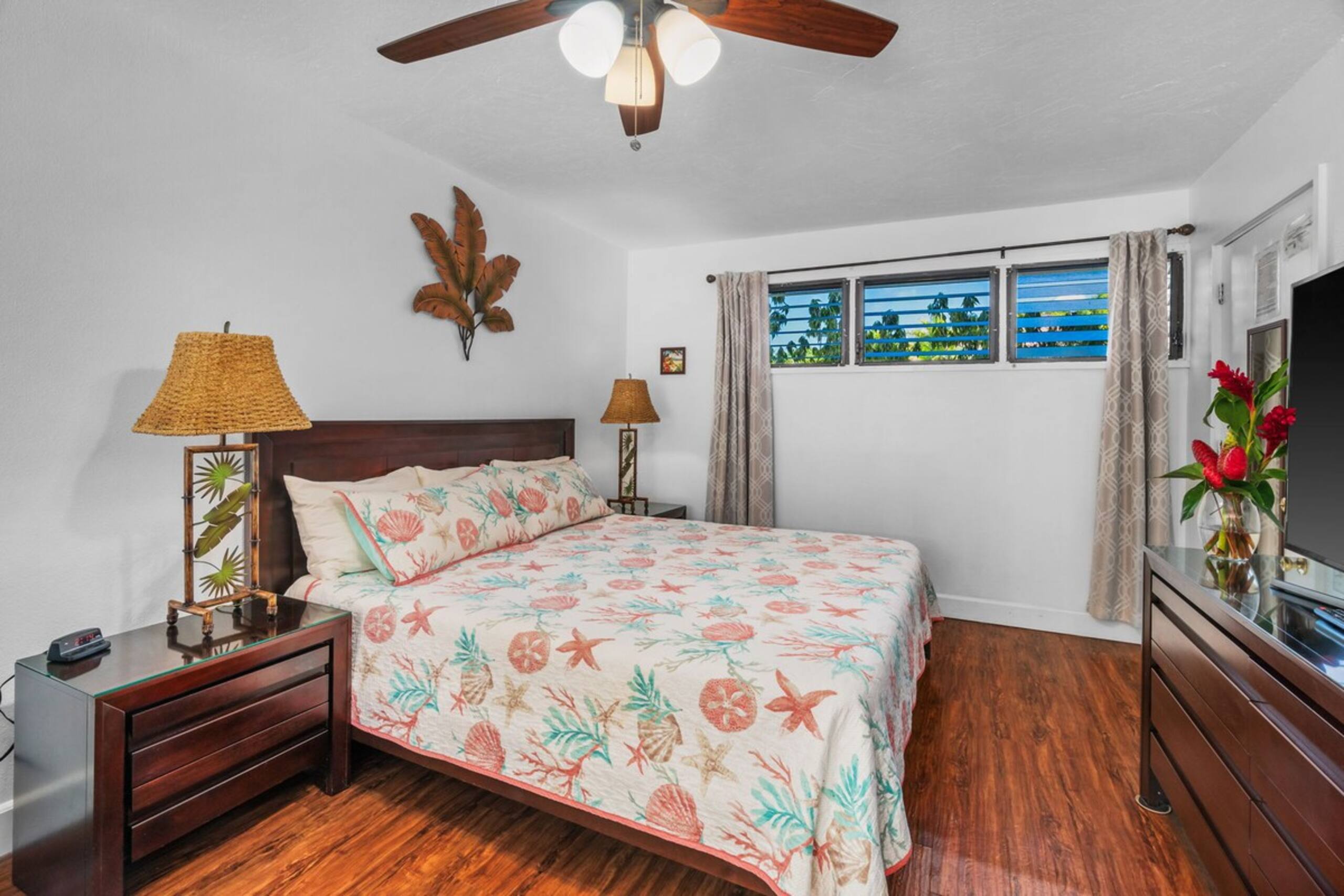 North shore condo w/ pool & private laundry - Photo 2