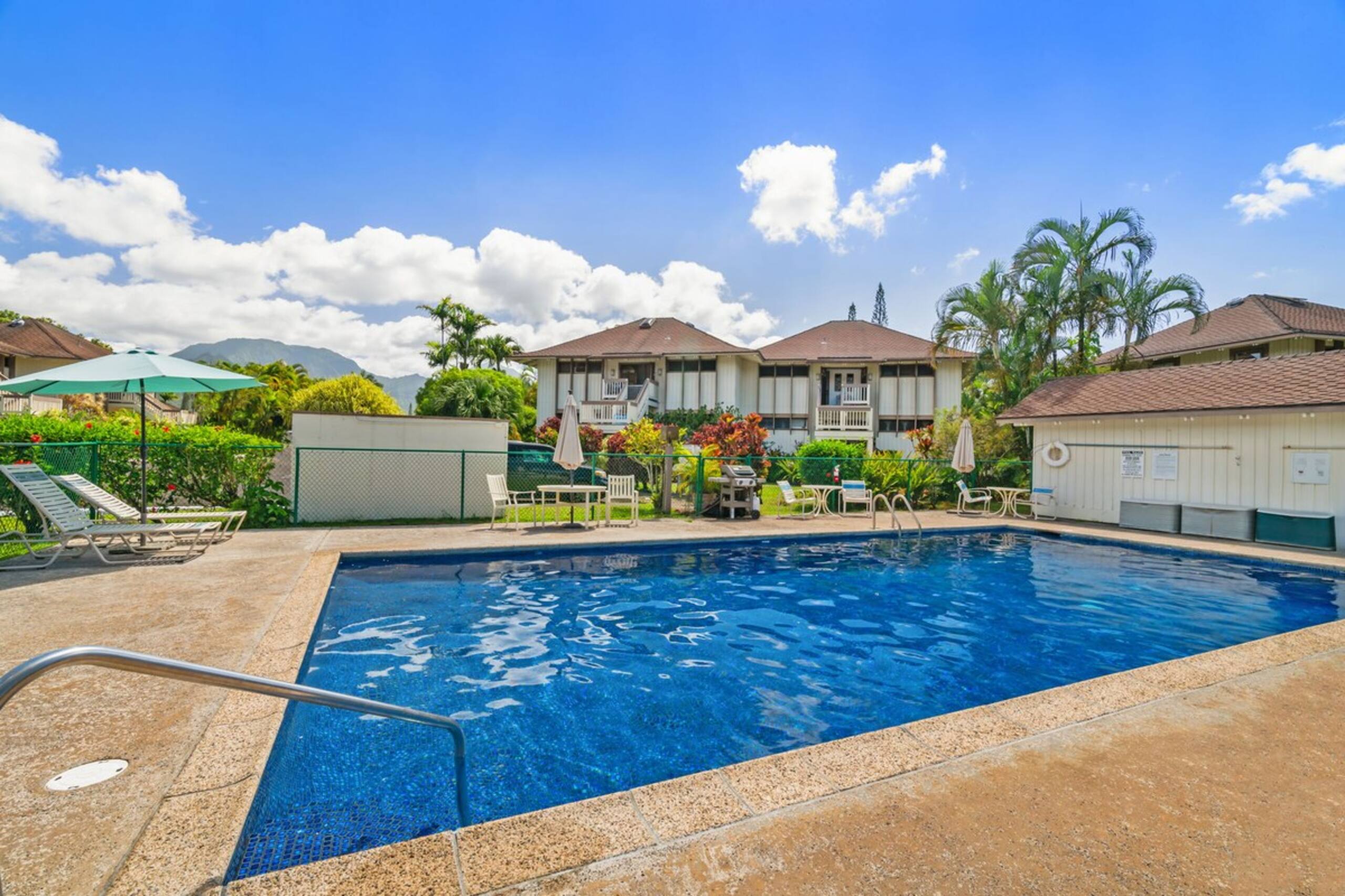 North shore condo w/ pool & private laundry - Photo 13