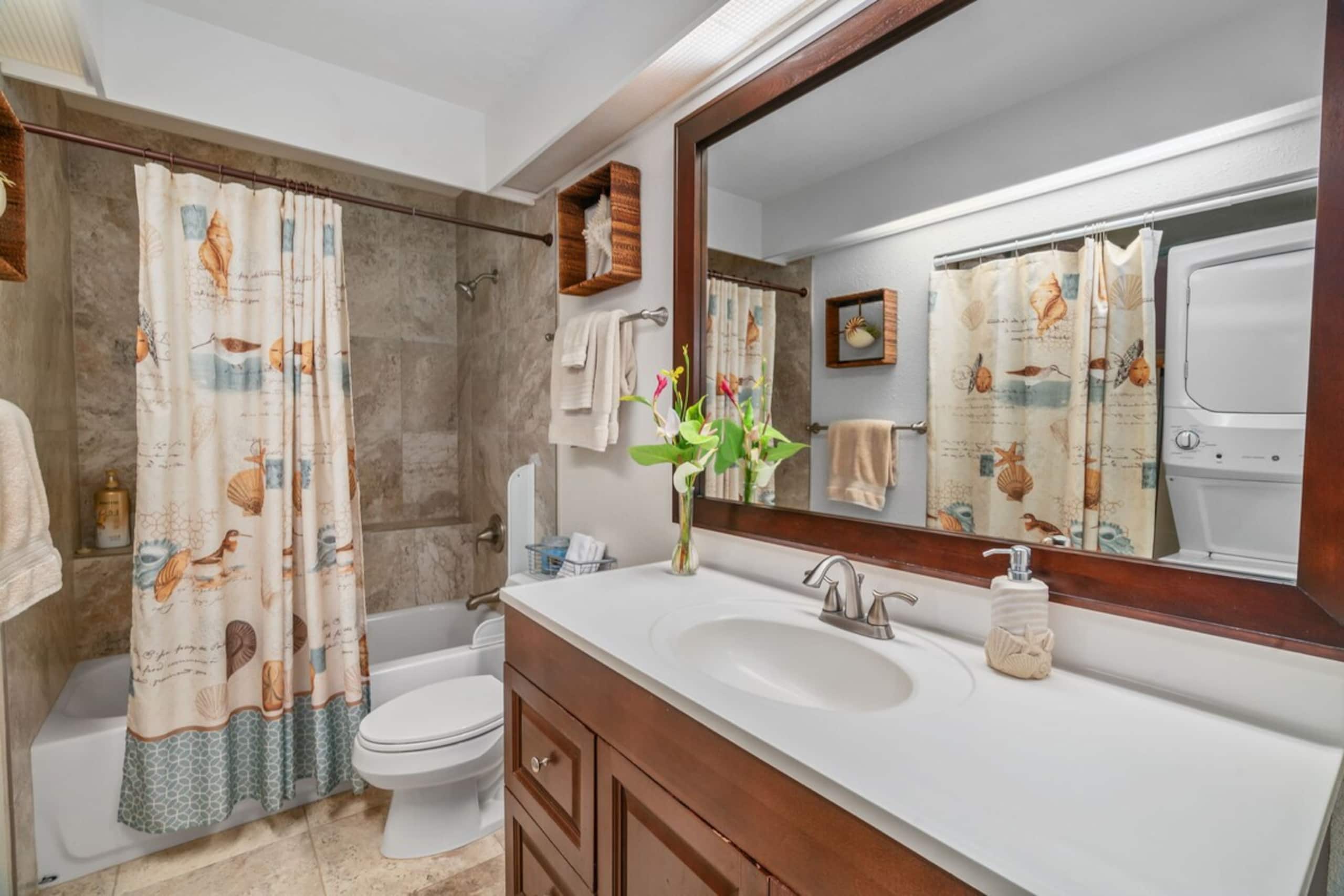 North shore condo w/ pool & private laundry - Photo 10