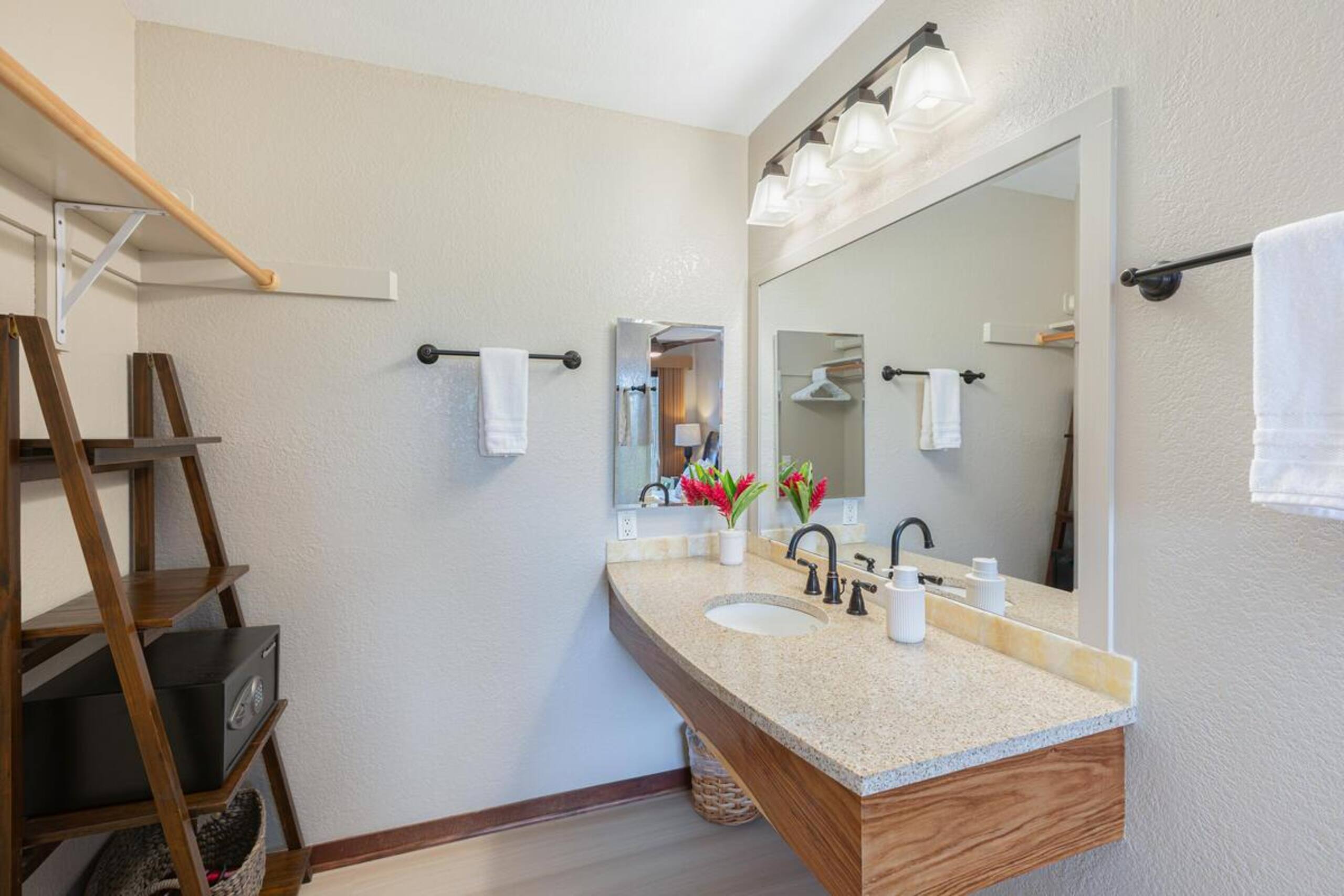 Newly Renovated, Ocean View, Minutes to Beach - Photo 16