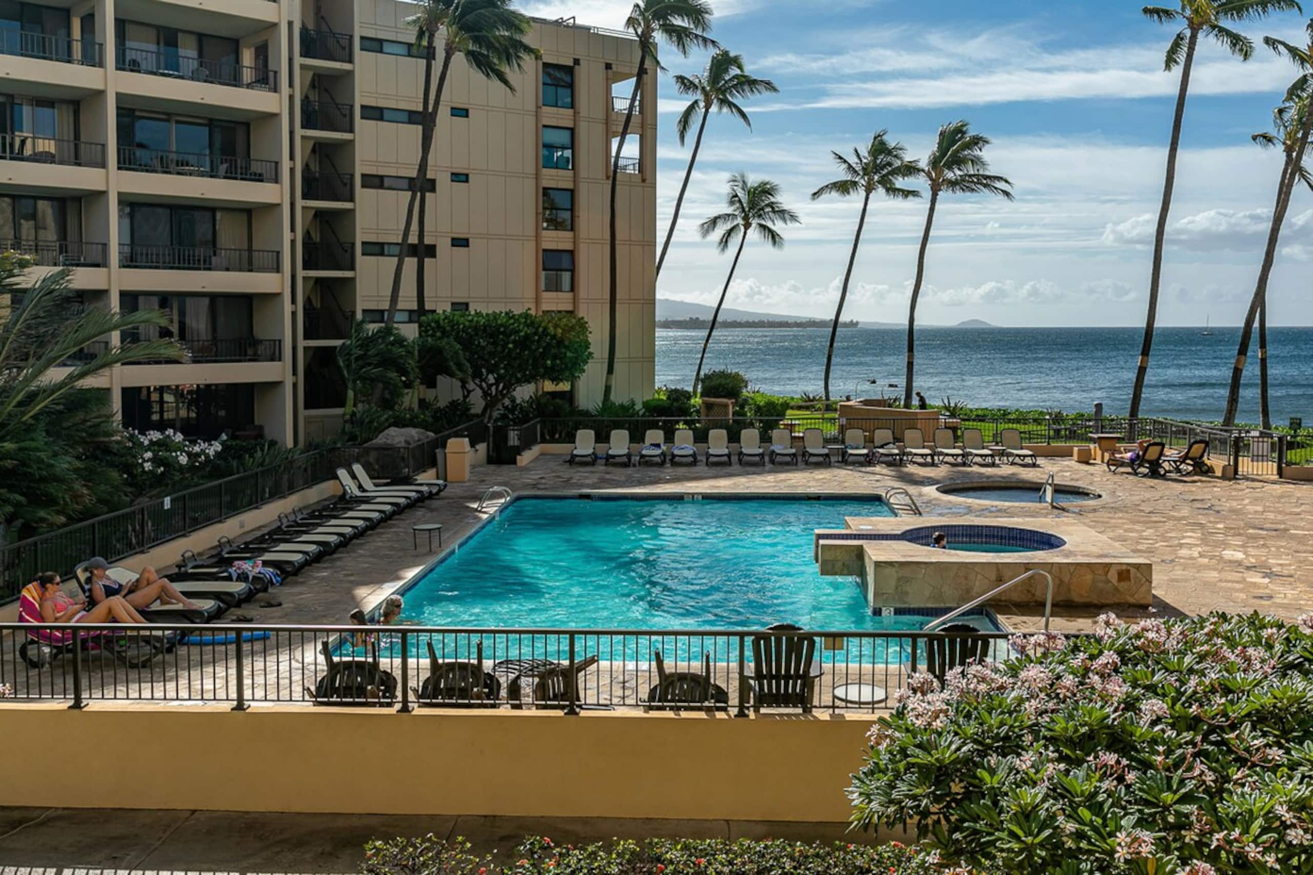 Beachfront penthouse w/ lanai and ocean views - Photo 27