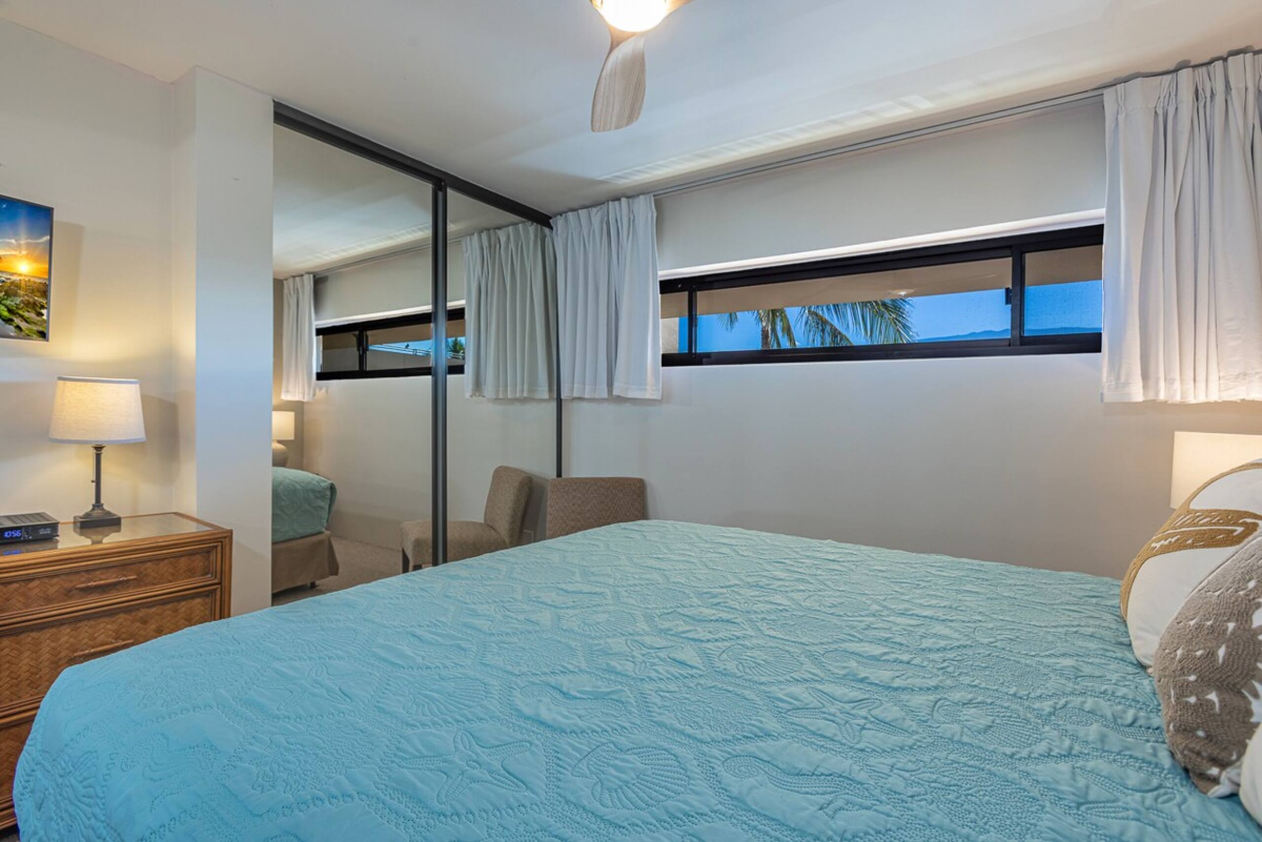 Beachfront penthouse w/ lanai and ocean views - Photo 19