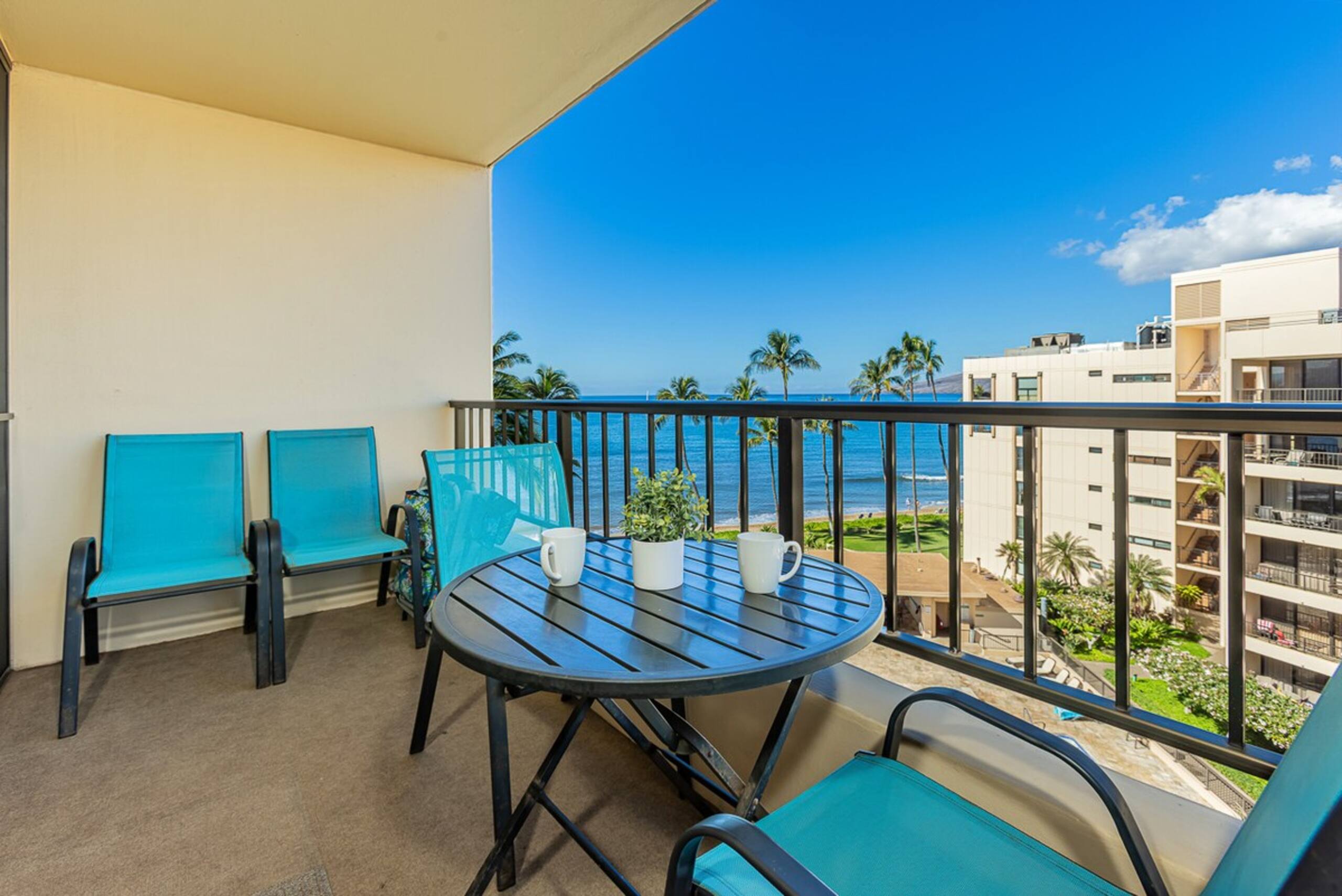 Beachfront penthouse w/ lanai and ocean views - Photo 5