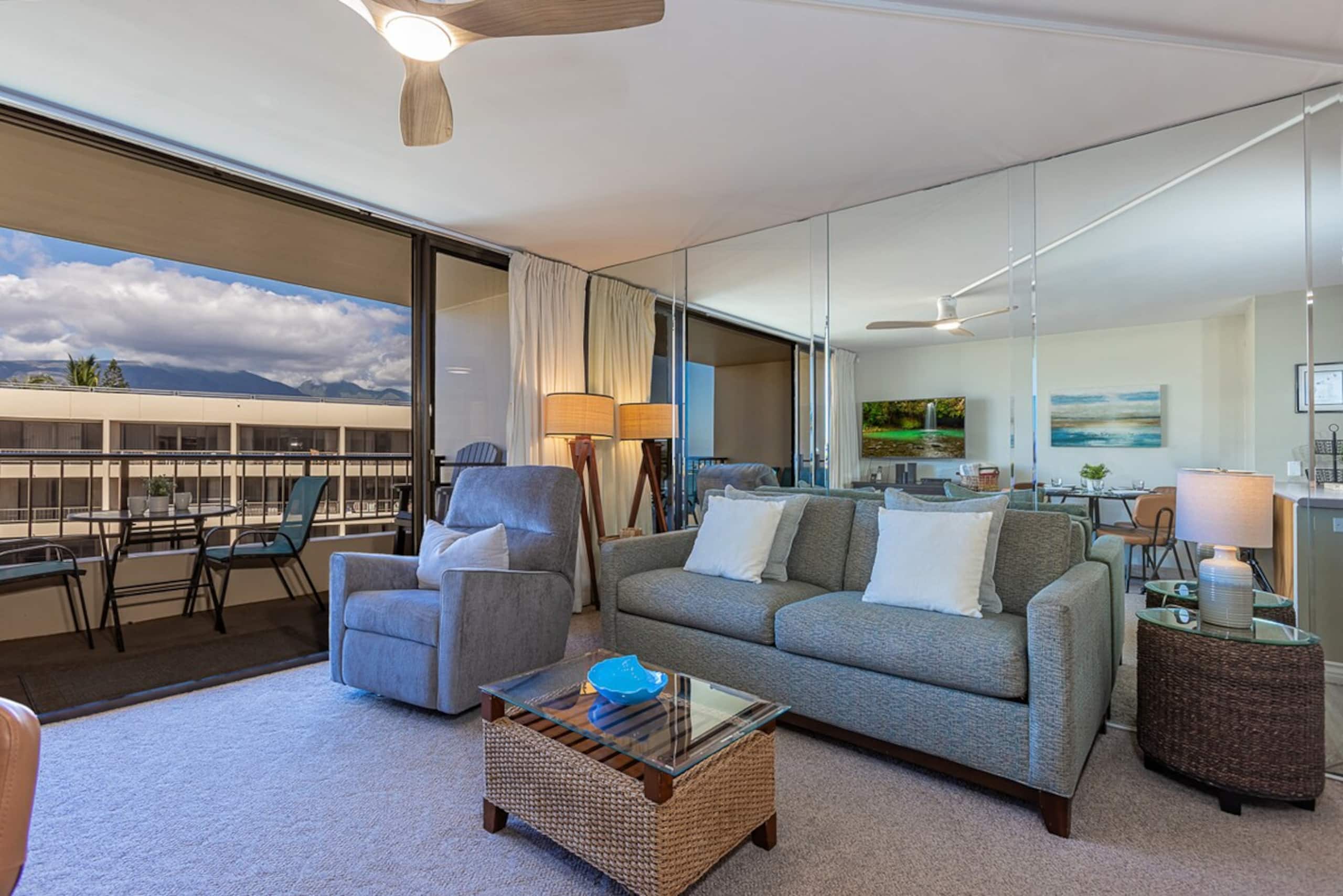 Beachfront penthouse w/ lanai and ocean views - Photo 11