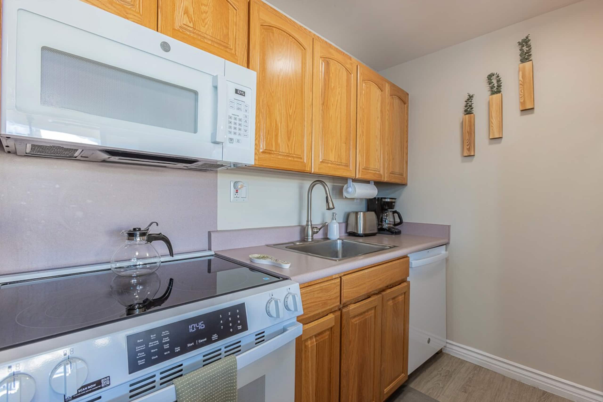 Beachfront penthouse w/ lanai and ocean views - Photo 17