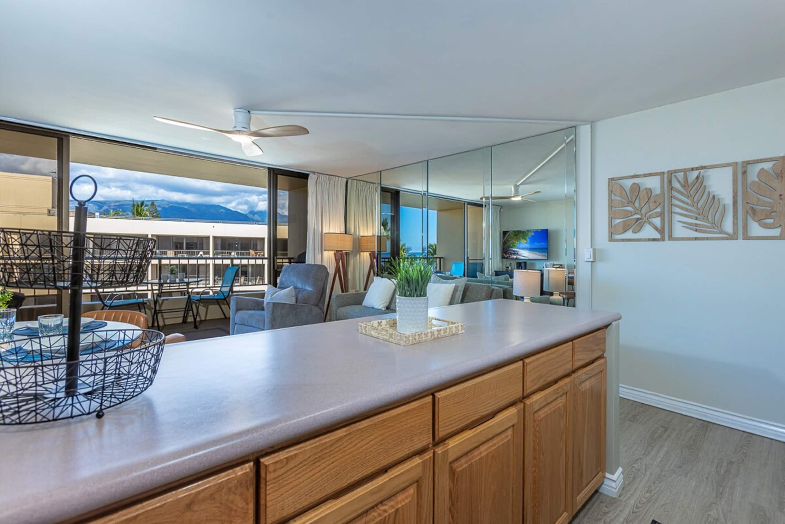 Beachfront penthouse w/ lanai and ocean views - Photo 15