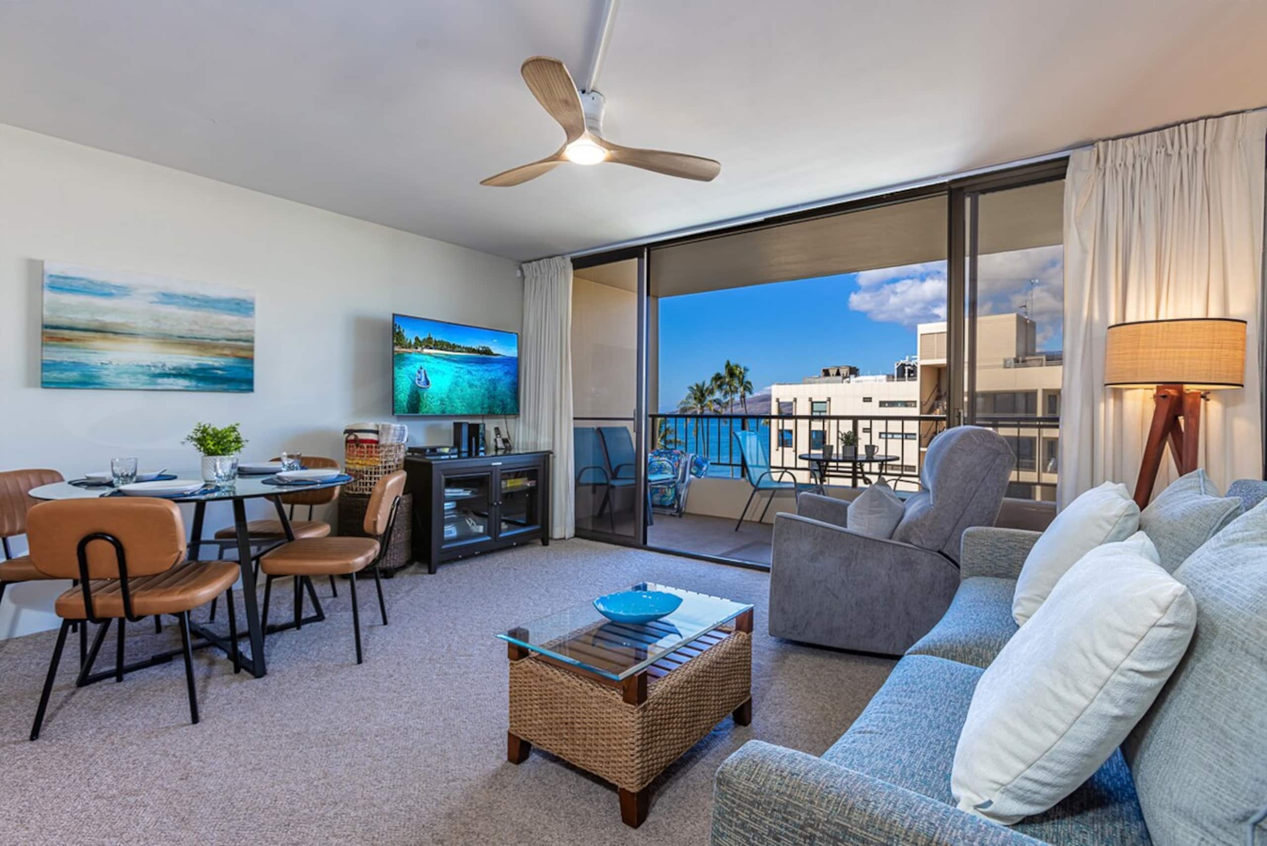 Beachfront penthouse w/ lanai and ocean views - Photo 10