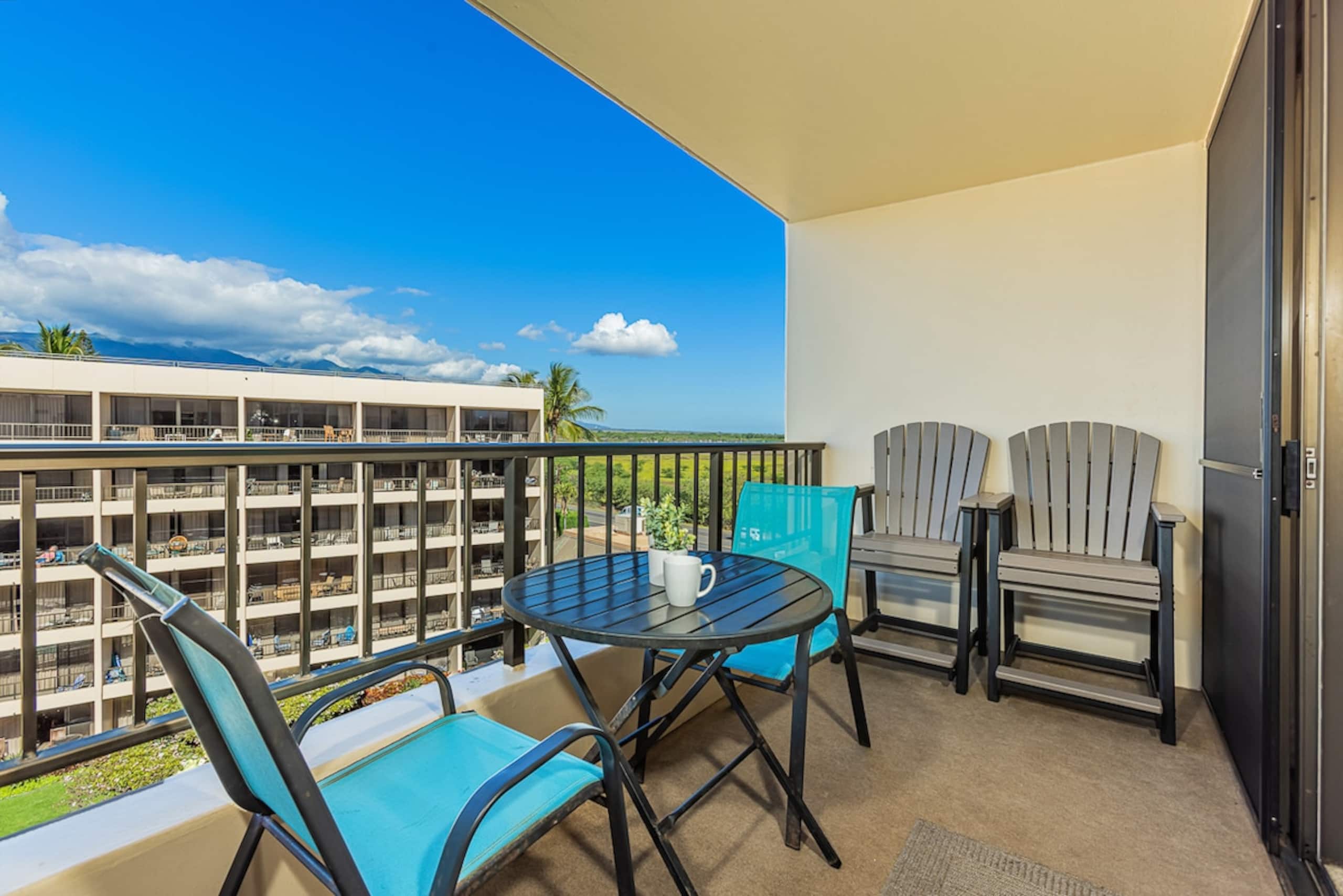 Beachfront penthouse w/ lanai and ocean views - Photo 8