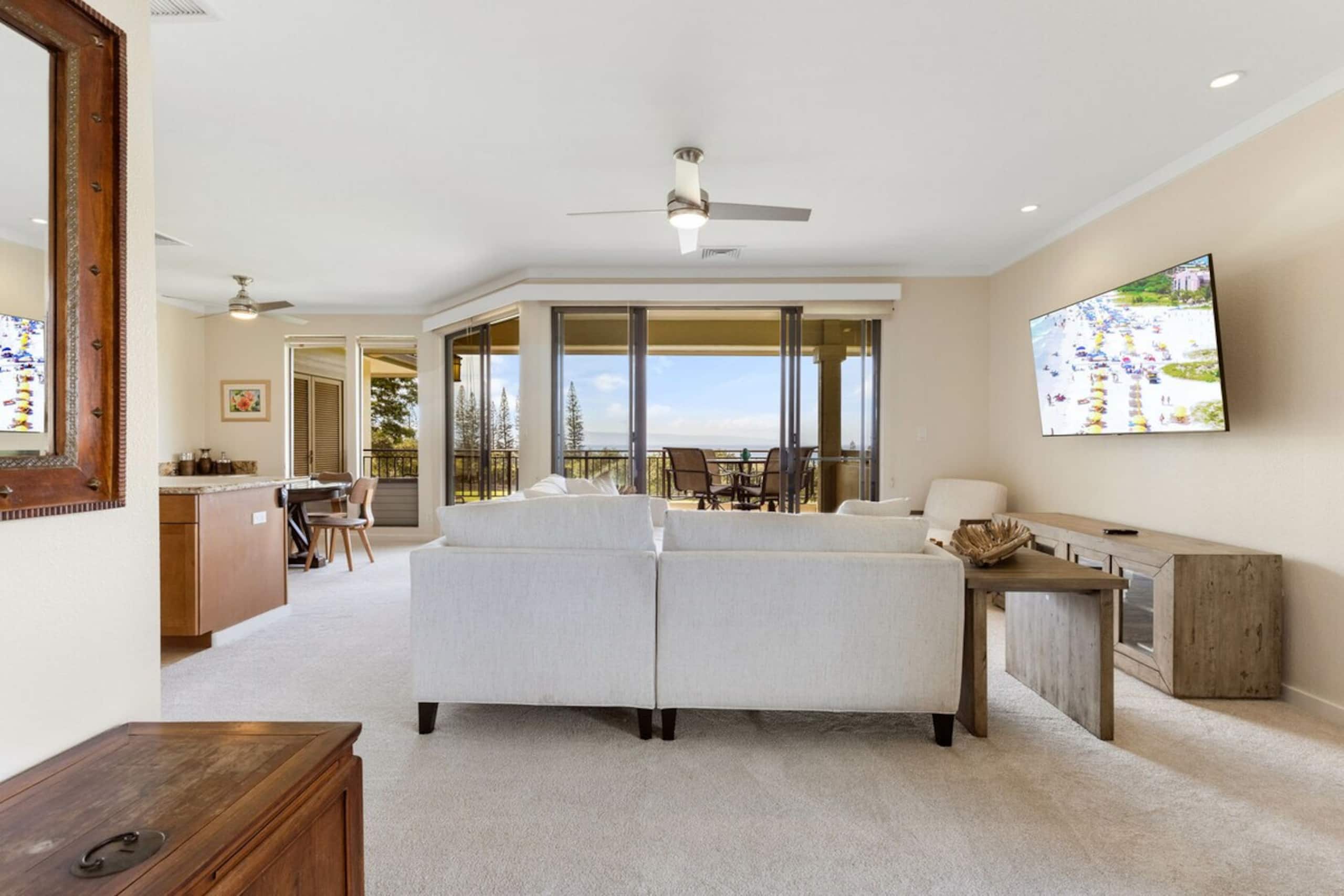 Peaceful retreat with panoramic golf course beauty - Photo 7